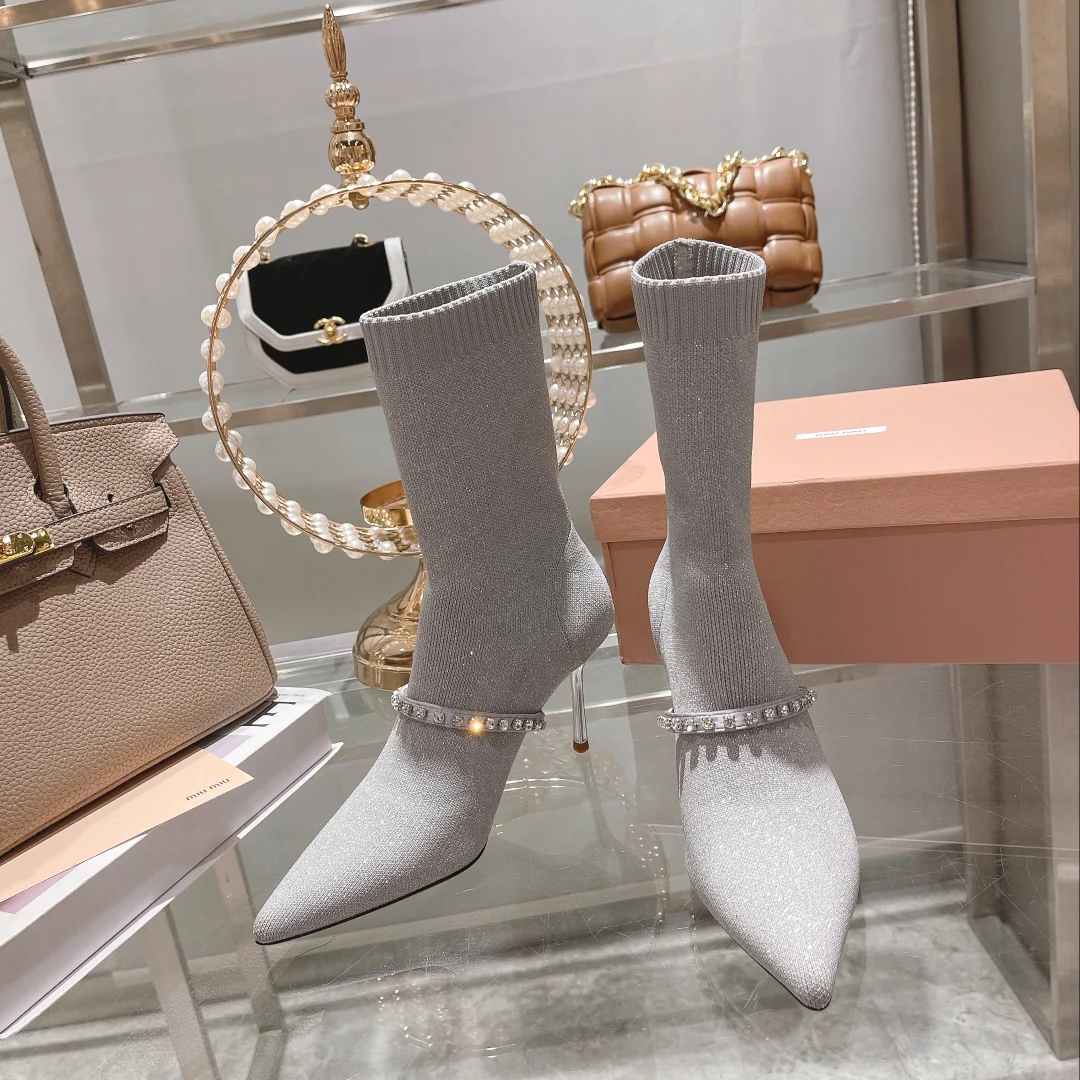 Новинка осенне-зимней коллекции Miu Miu 2022 — Ботильоны-носки на шпильке — Серые