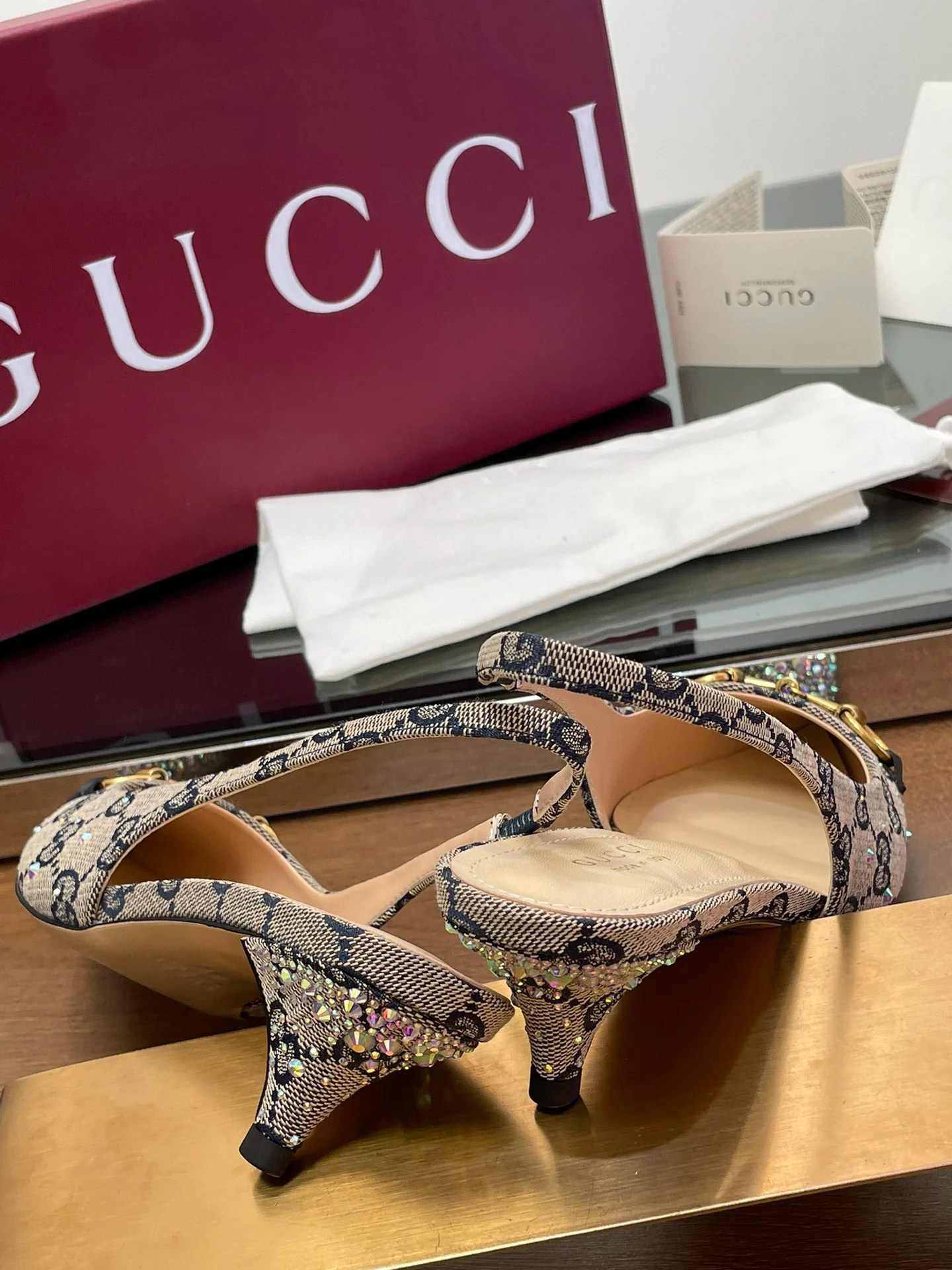 Босоножки Gucci 2025 с острым носком - серые