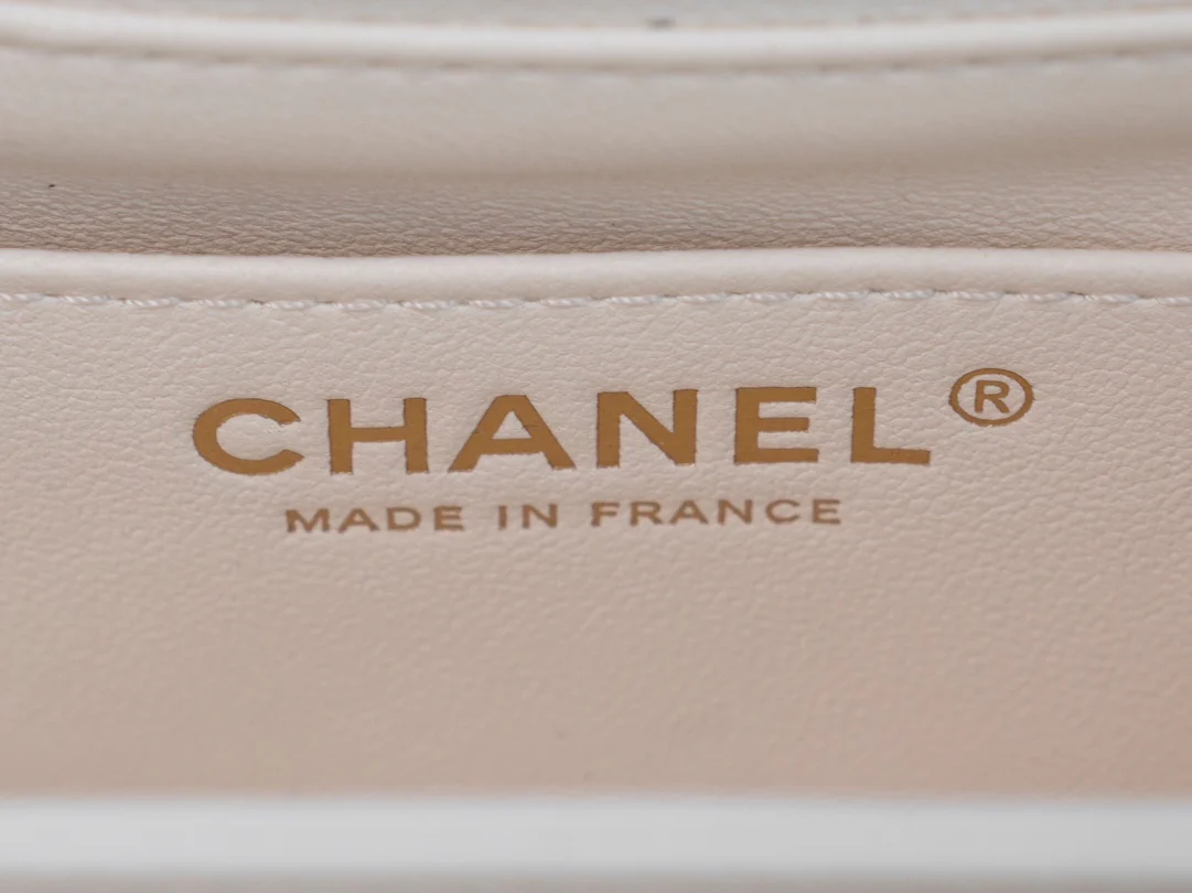 Мини-сумочка Chanel с ручкой и клапаном, белая.