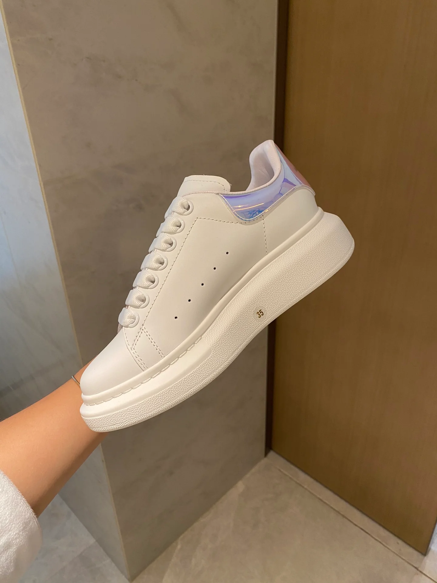 Классические белые кроссовки McQueen - светоотражающие элементы