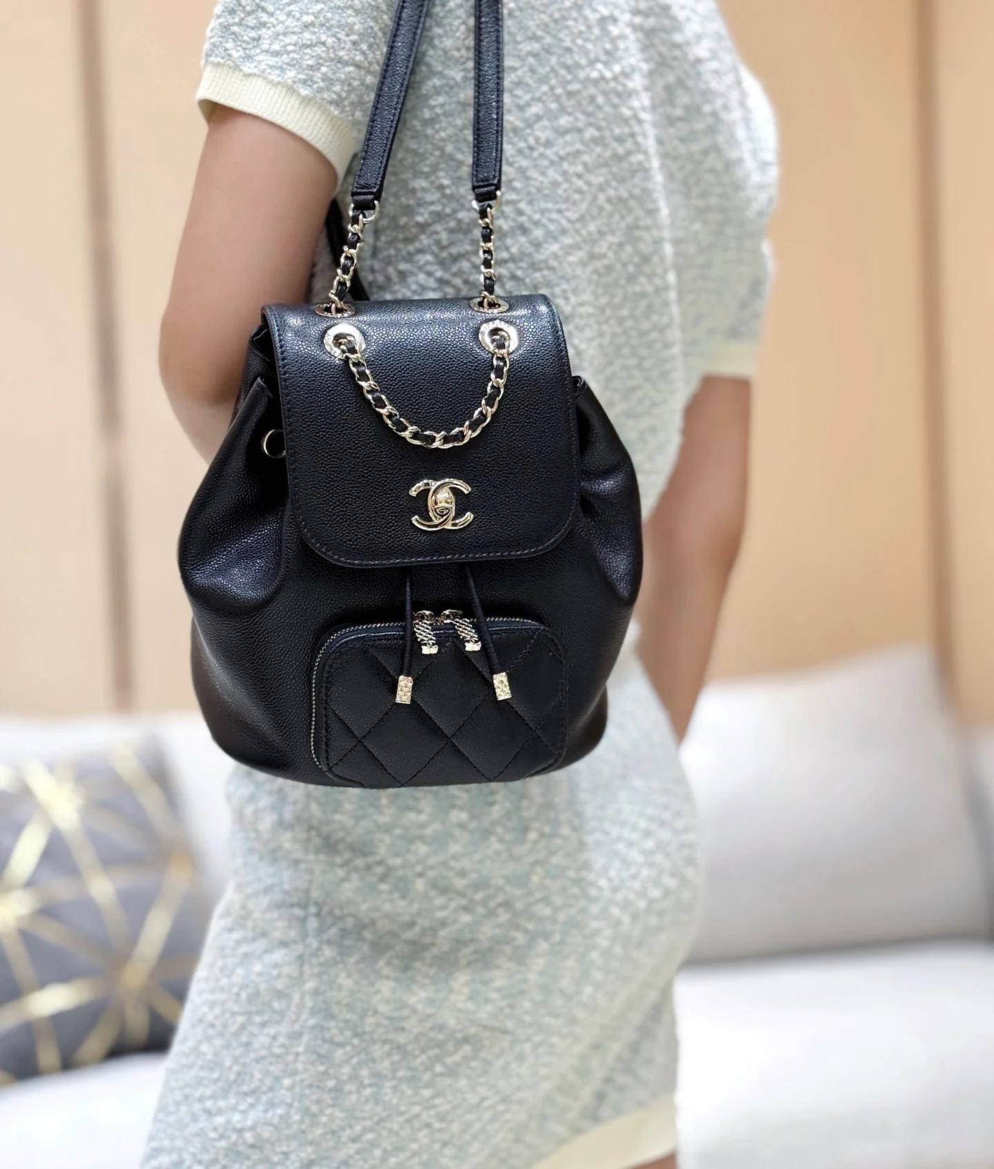 Рюкзак Chanel 25b из кожи личи, черный с золотой фурнитурой.