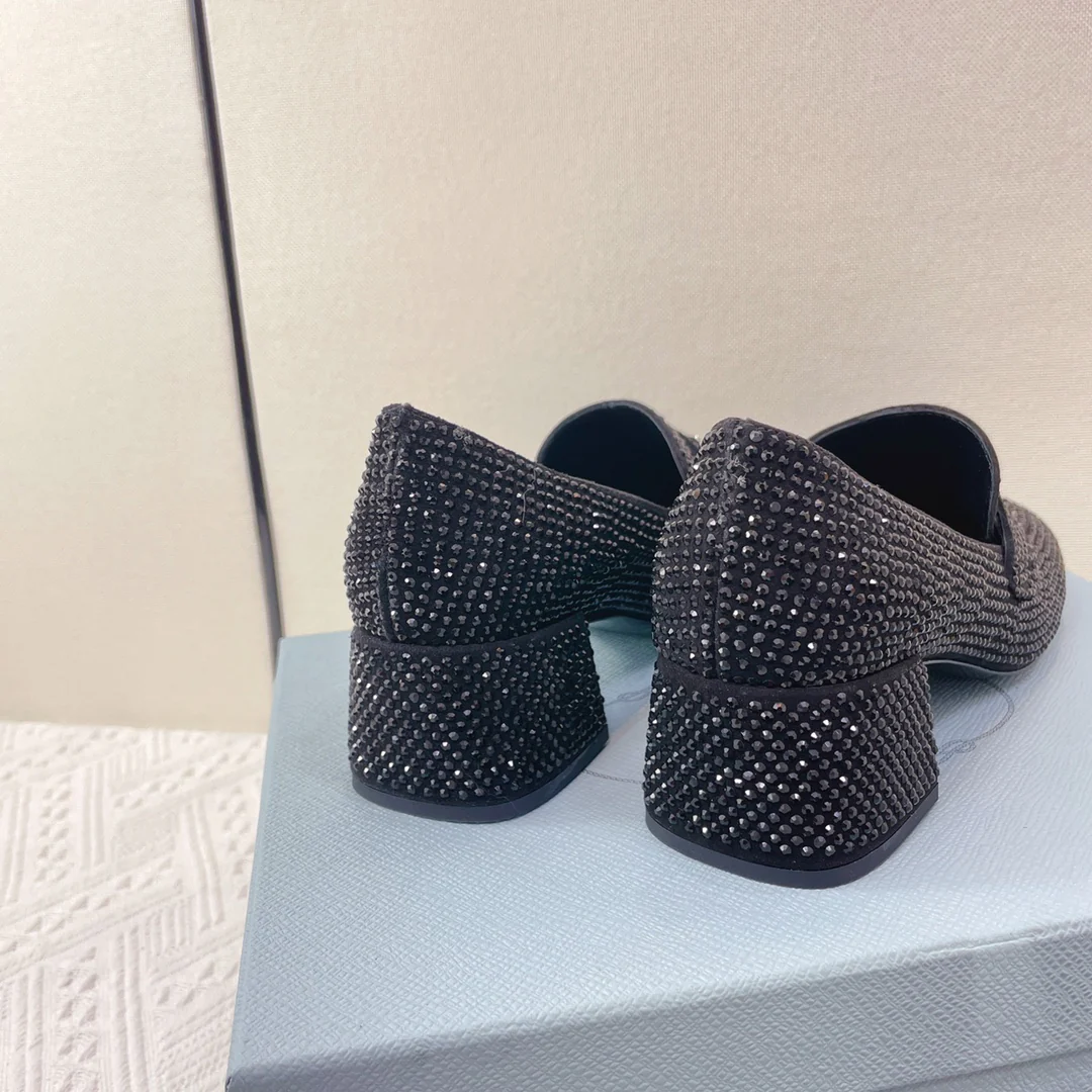 Туфли Prada - Лоферы Prada на низком каблуке, украшенные стразами - черные