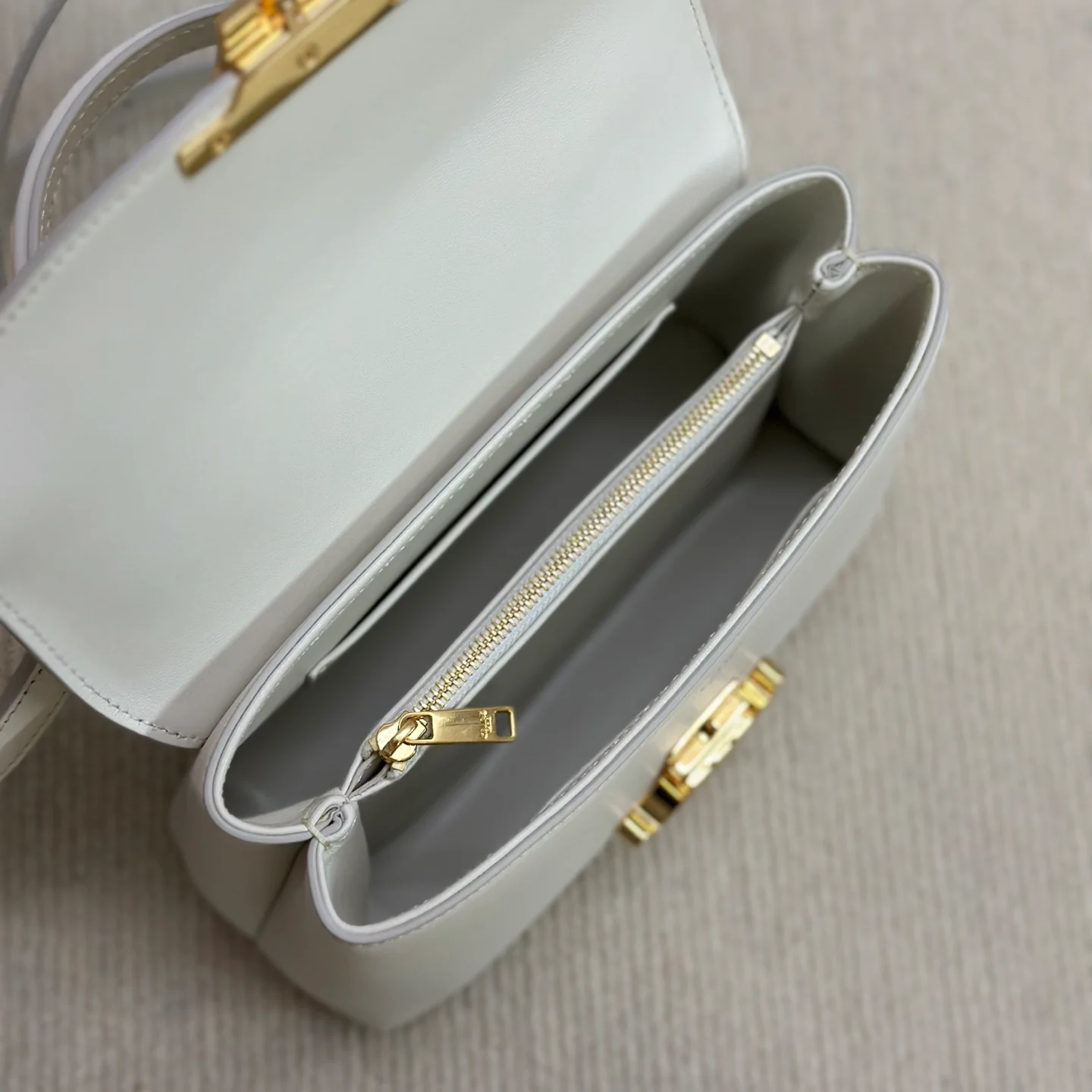 Celine - Сумка Kelly с золотой пряжкой и изображением Триумфальной арки - Белая