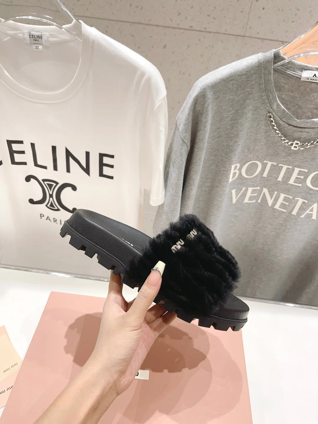 Новинка сезона ?Ранняя осень? от Miu Miu 2023 — шелковые тапочки с меховой отделкой и вышивкой — черные.