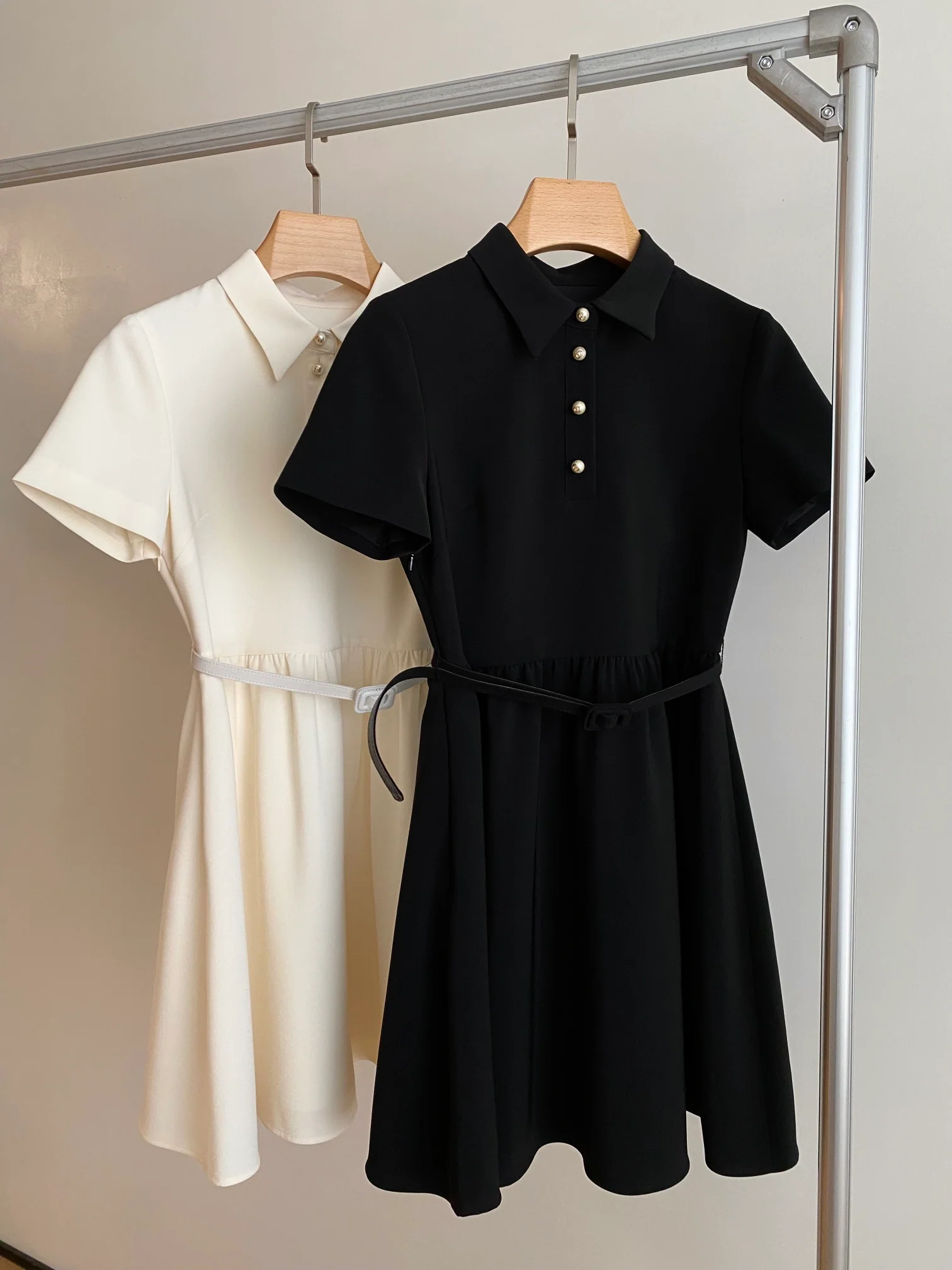 Платье Dior 2403-24ss весна/лето с воротником, металлическими жемчужными пуговицами и поясом на талии