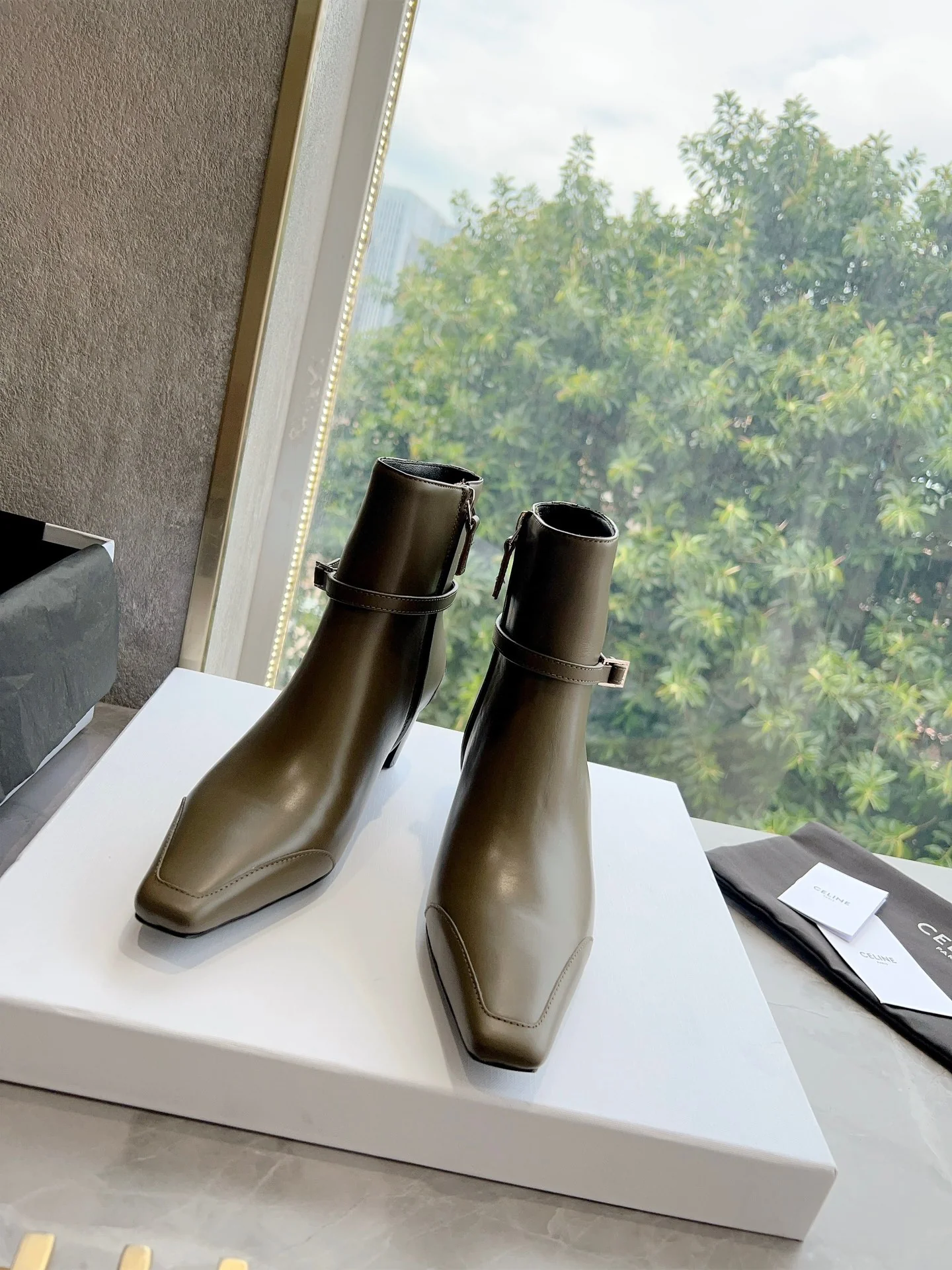 Новинка с показа Celine осень/зима 2023 — мотоциклетные ботильоны.