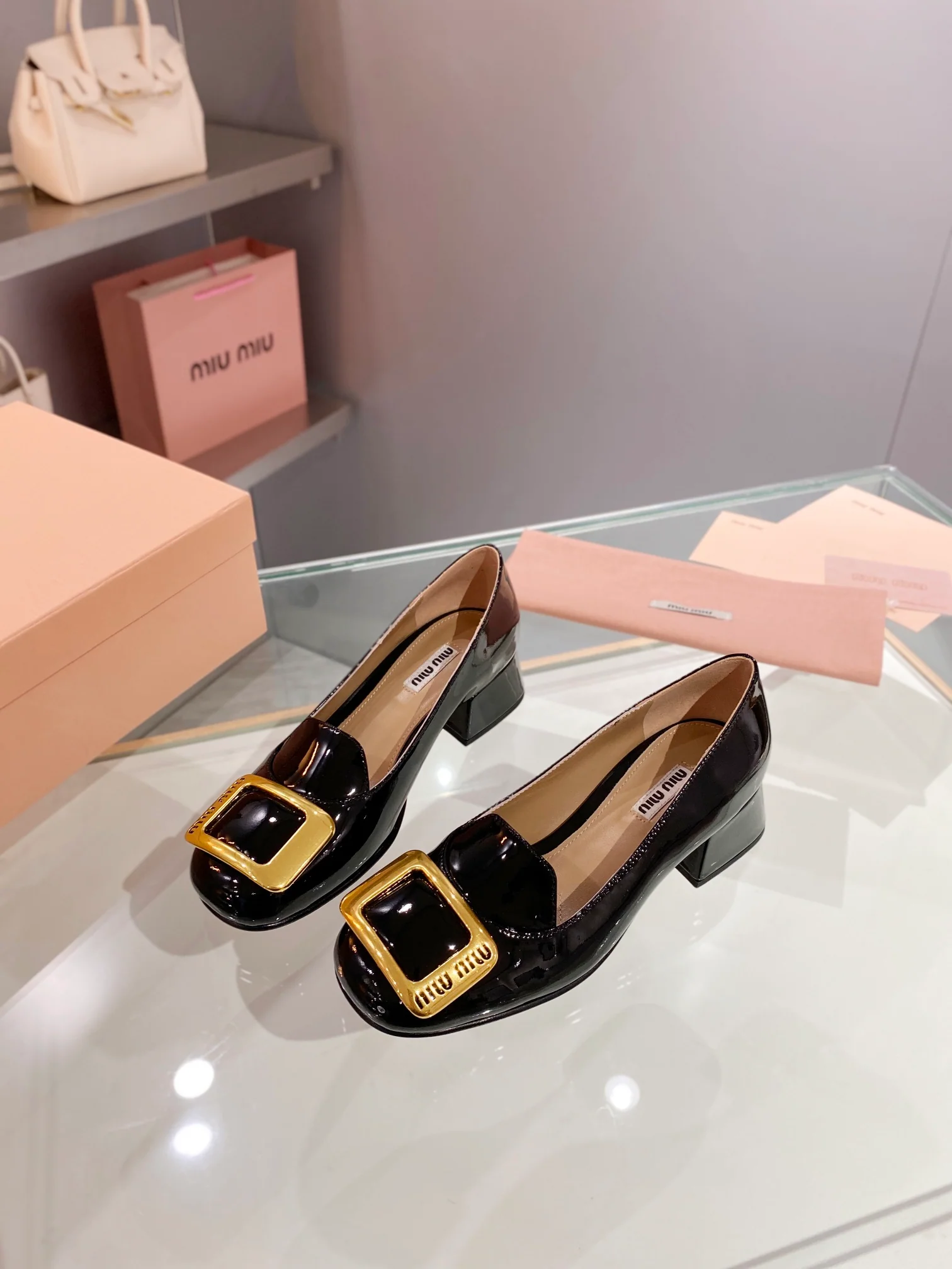 Новинка весны 2023 года от Miu Miu - Туфли на массивном каблуке с закрытым носком - Белые - 1