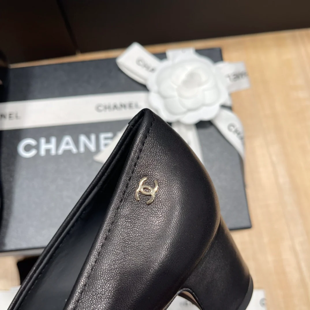 Chanel - Черные туфли на среднем каблуке