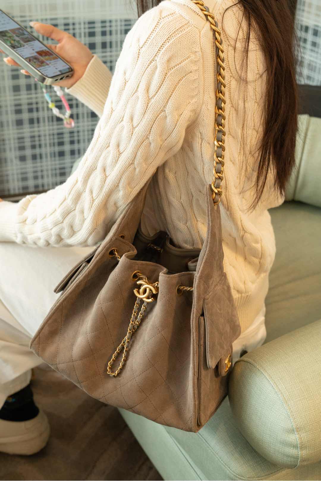 Сумка-хобо Chanel с завязками, замша, серая.