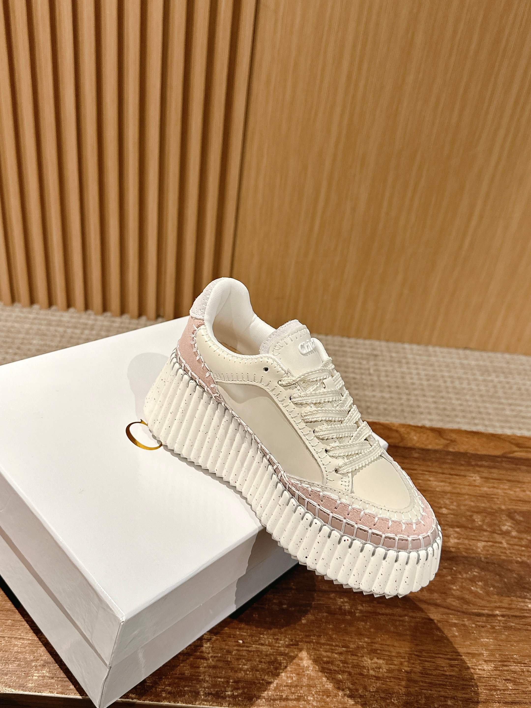 Белые кроссовки Chloe — Звездный стиль Джои Юнг, Сун И и Виктории Сон — Розовый