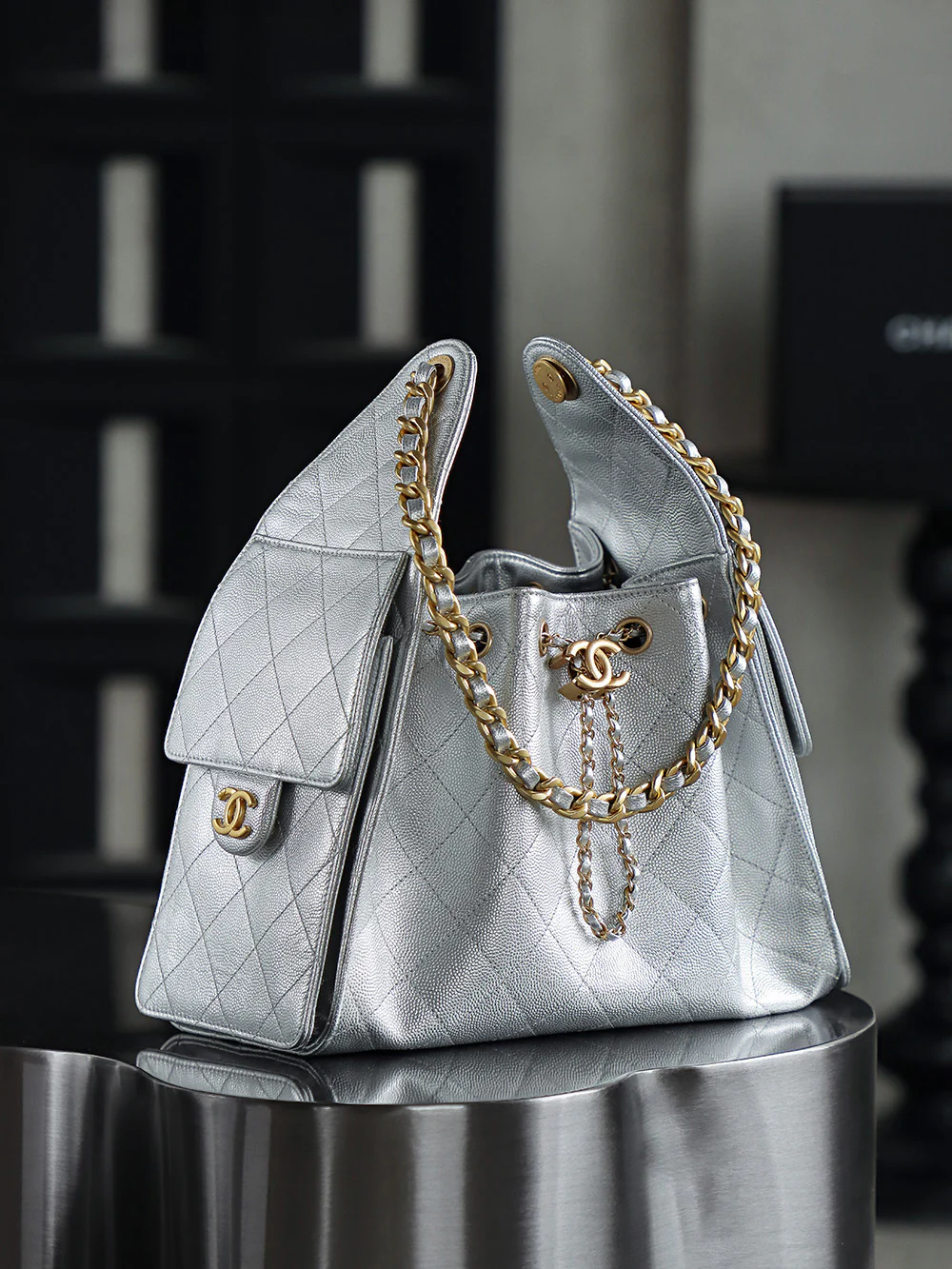 Сумка-хобо Chanel 25c Hippie, серебристая, маленькая, с золотой пряжкой.
