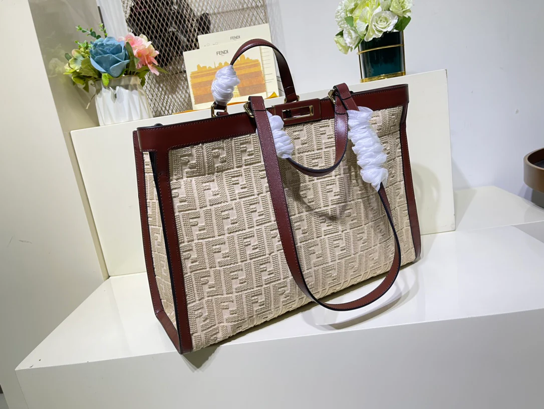 Сумка-тоут Fendi Peekaboo с ручкой из абрикосового холста.