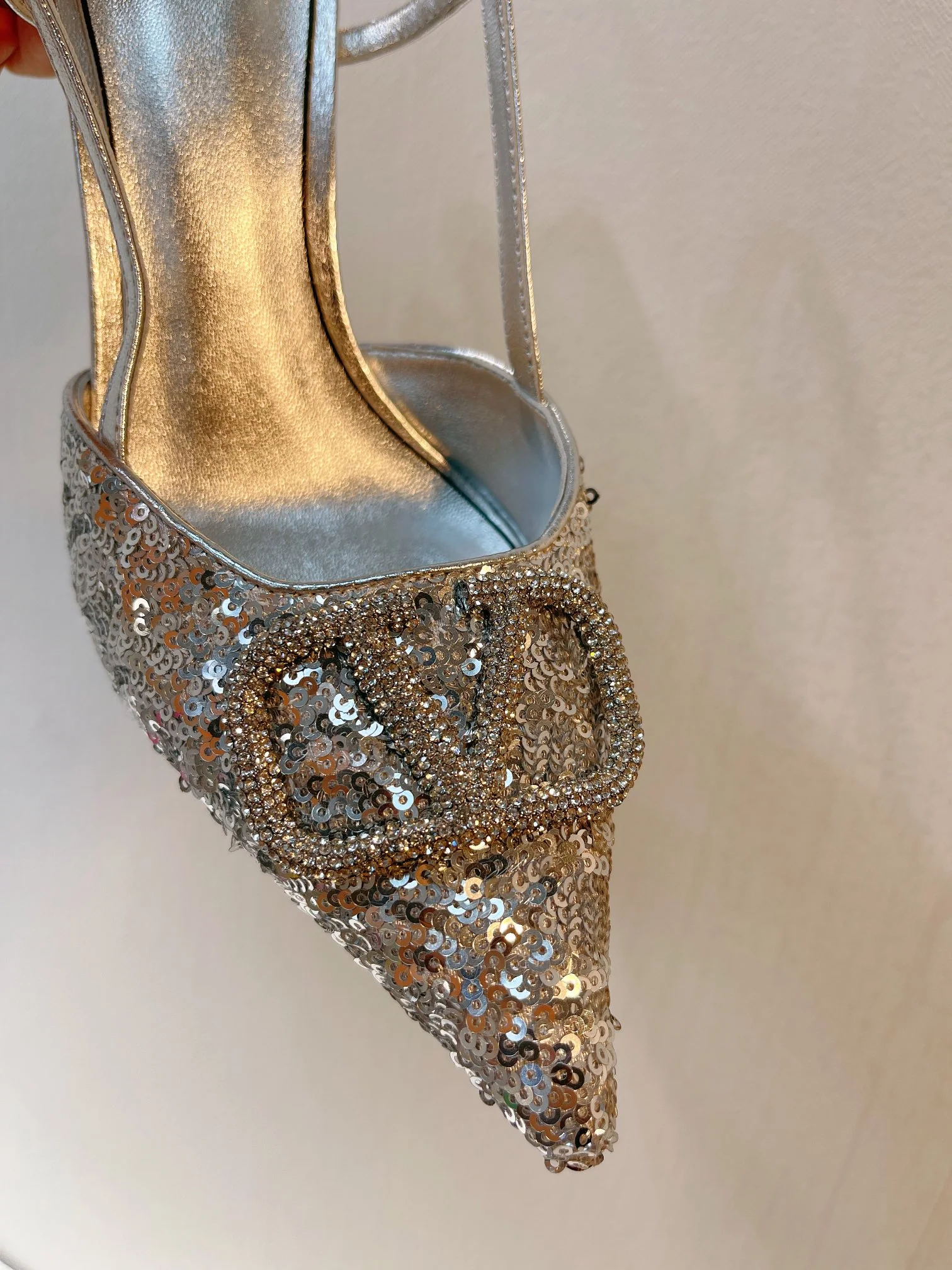 Новинка с официального сайта Valentino 2023 — глянцевые босоножки на низком каблуке с острым носком — 8 см — серебристые.