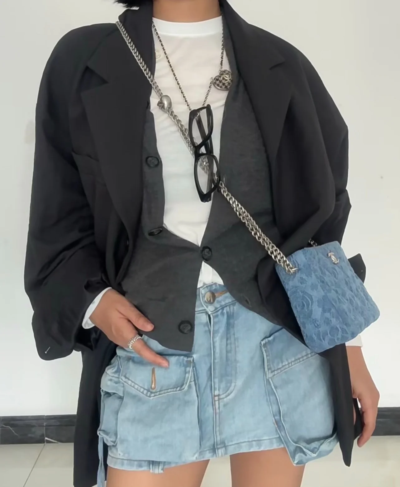 Коллекция Chanel Весна/Лето 2023 - Сумка-хобо из денима с застежкой в ??виде сердца и камелии