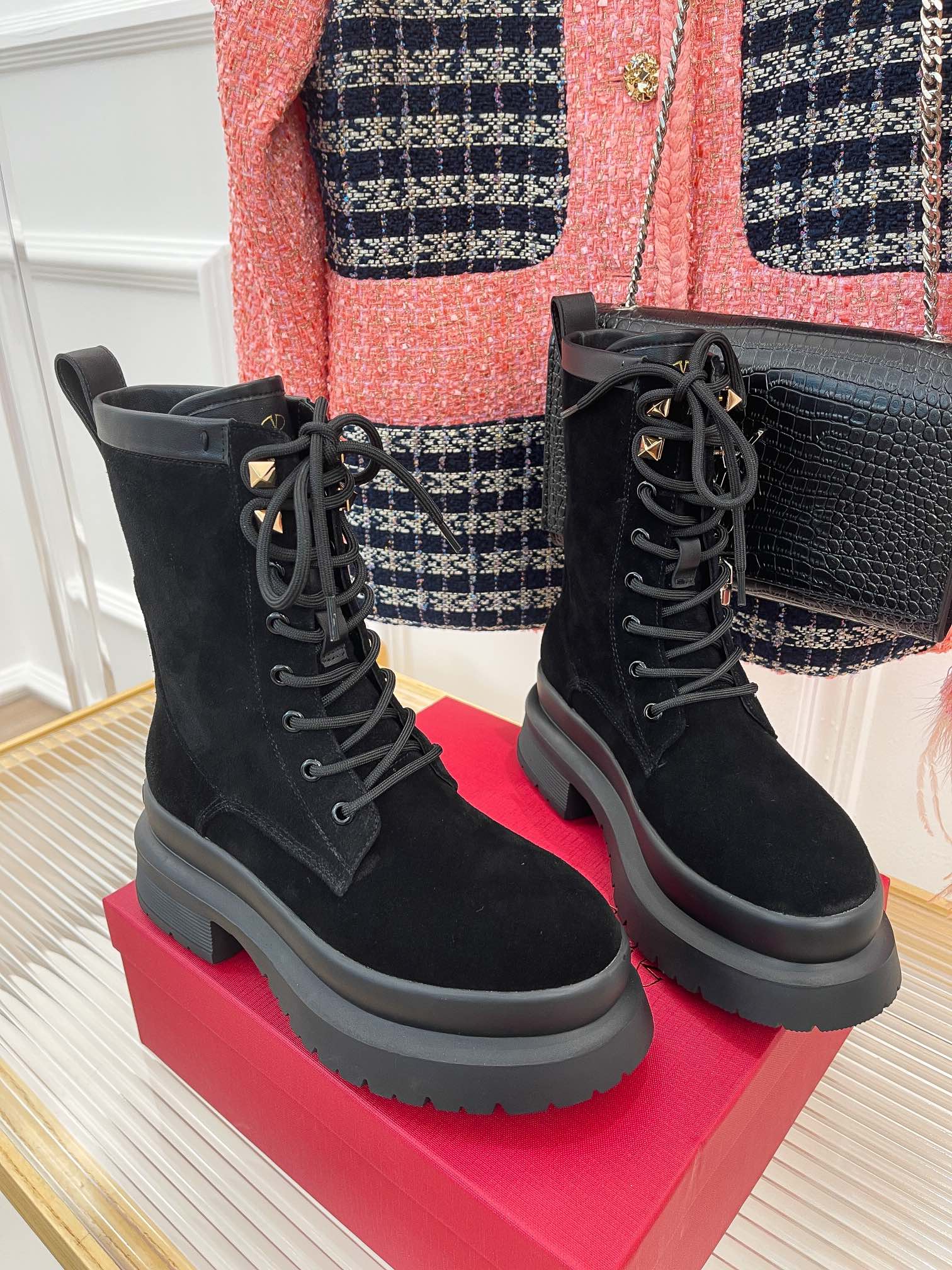 Новинка сезона осень/зима 2022 от Valentino - Ботинки Dr. Martens - 1