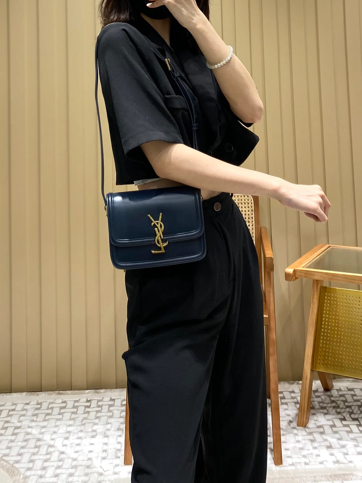 Сумка YSL Solferino Tofu Bag - грязно-синяя - 18 см - На фото: На мне