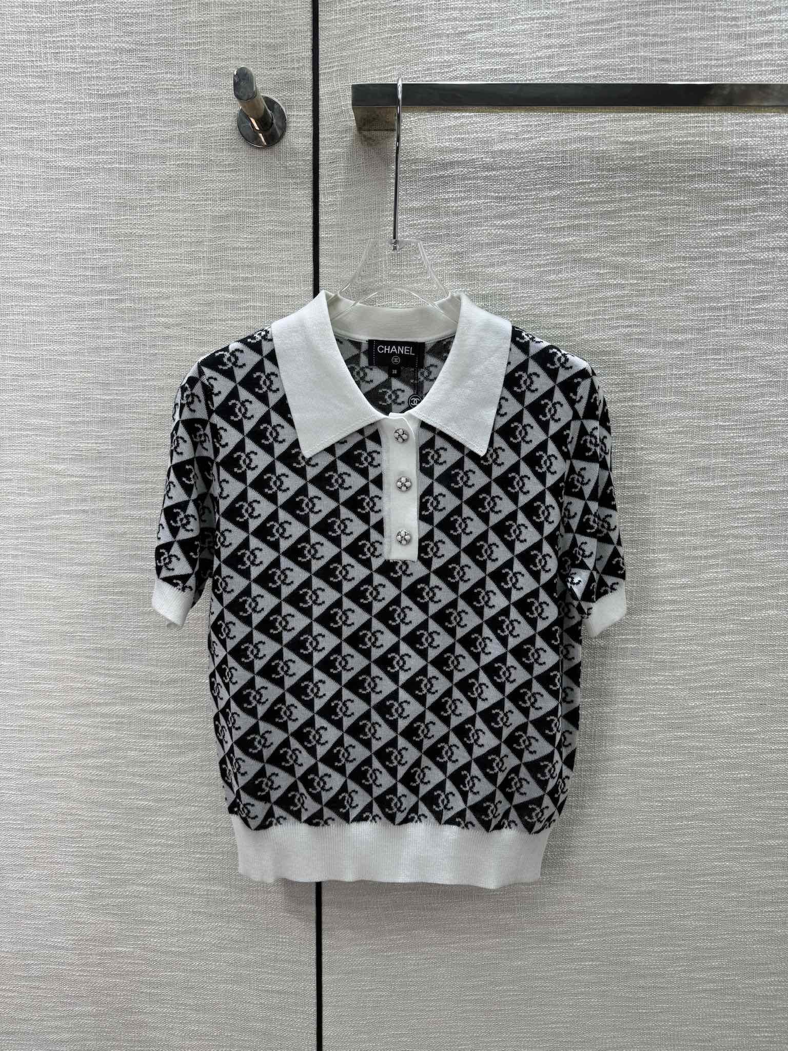 Chanel 2404 - Трикотажная рубашка с короткими рукавами и воротником, выполненная в технике цветовых блоков, с логотипом.