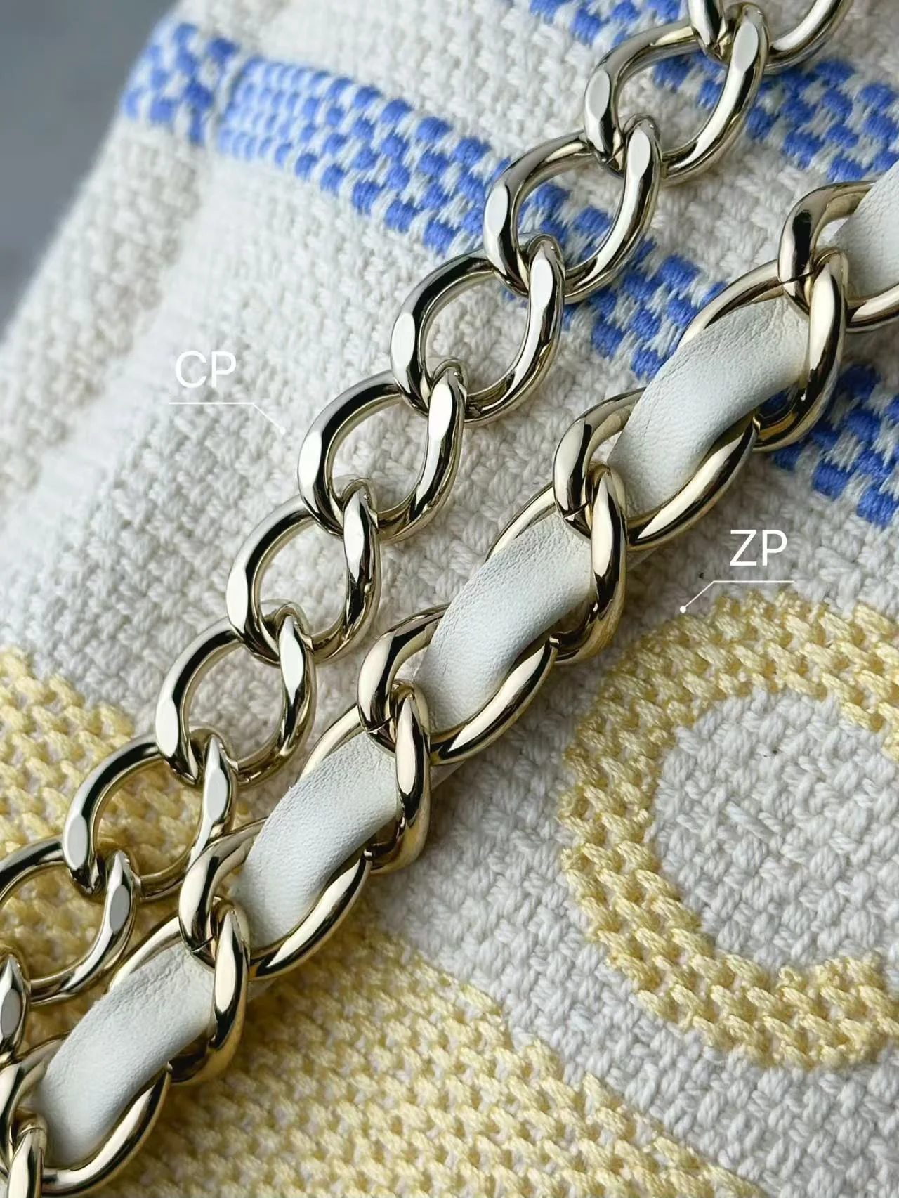 Пляжная сумка Chanel 25c, косметичка, ярко-желтая.