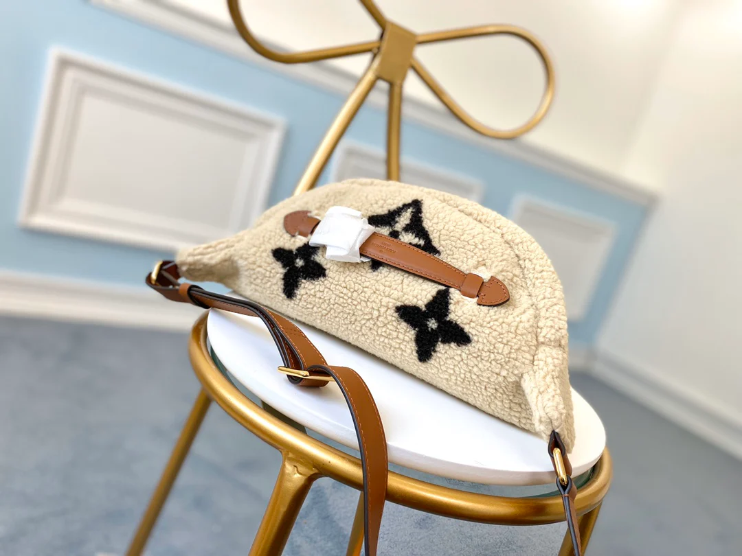 m55425-LV-Поясная сумка из мягкой шерсти с монограммой