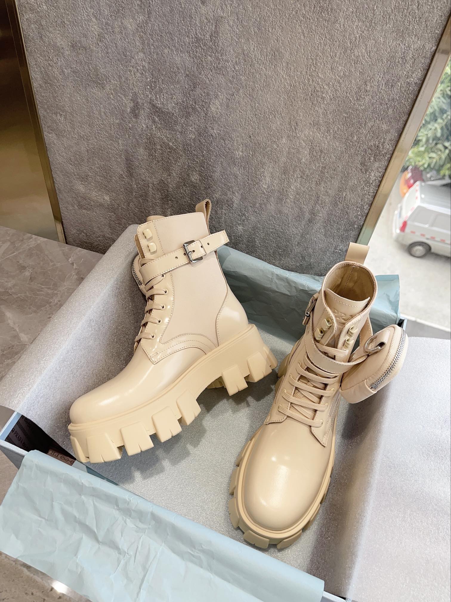 Новинка сезона осень/зима 2022 от Prada — классические тактические ботильоны — их носят Синди Ван, Ян Ми, Лю Вэнь и многие другие знаменитости — абрикосовый цвет.