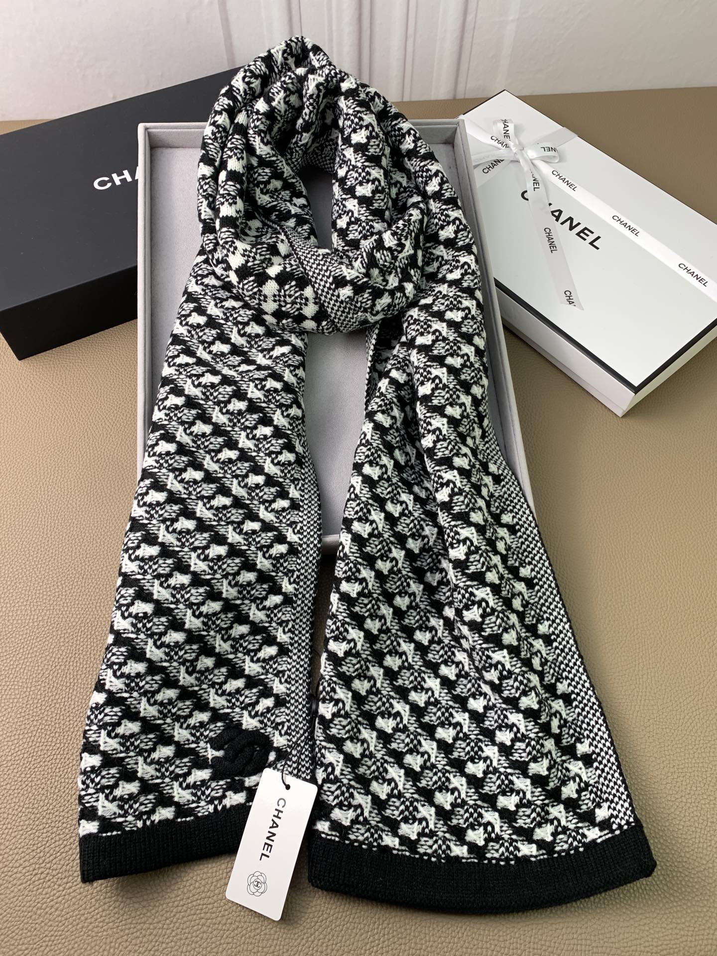 Chanel - Вязаный кашемировый шарф с золотыми и серебряными нитями - 30 см - 180 см