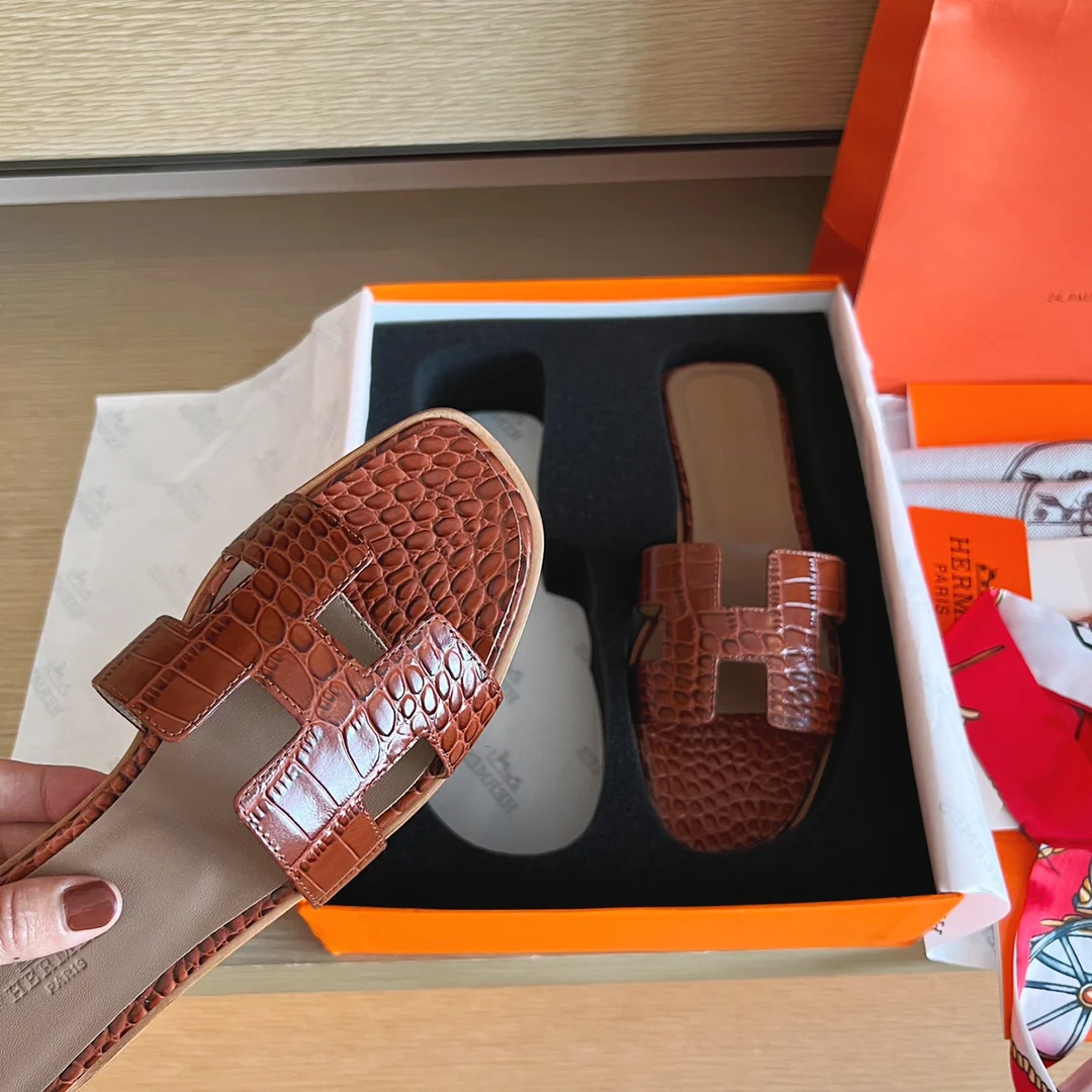 Классические тапочки Hermes с буквой H — крокодиловая кожа — коричневые