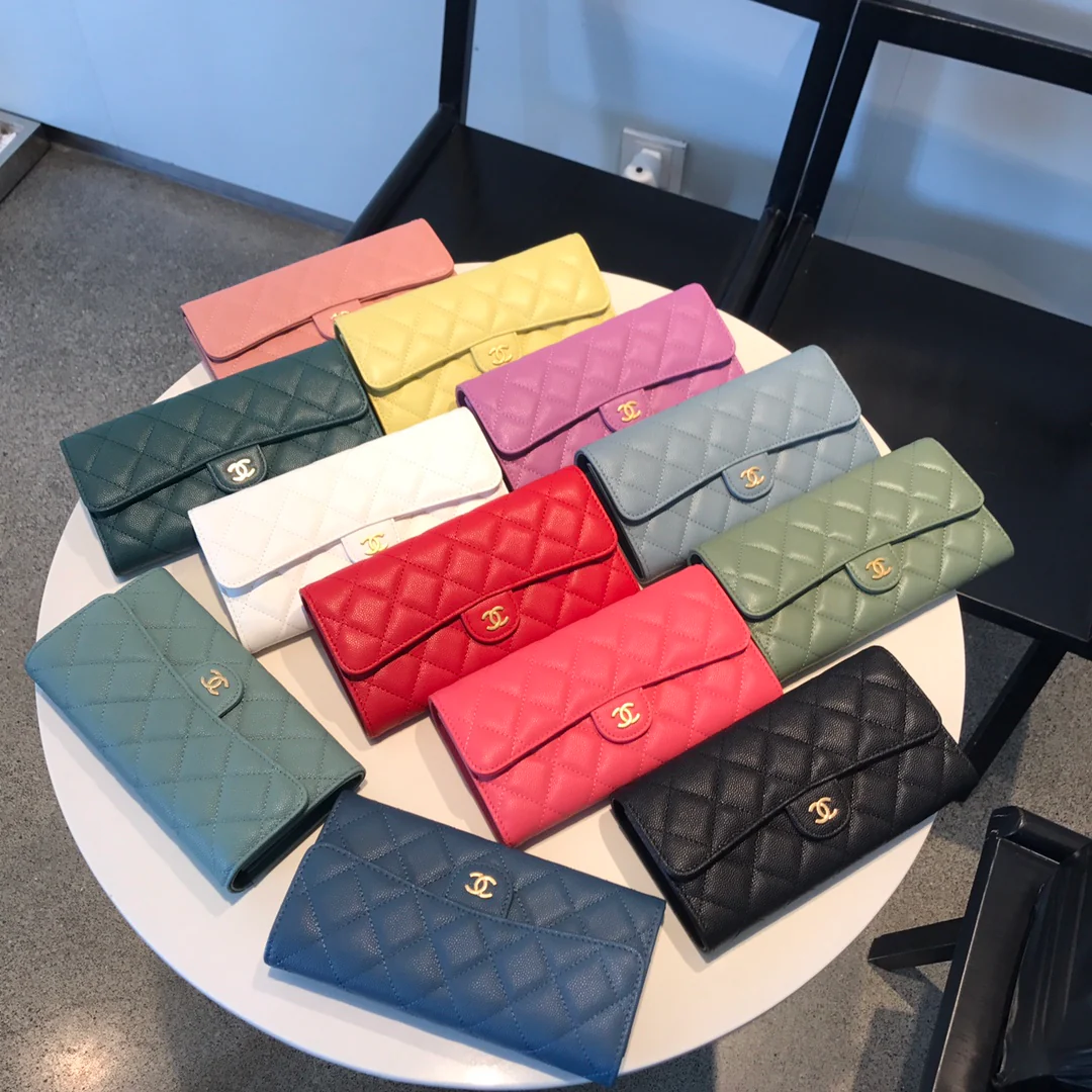 Кошелек-книжка Chanel CF Flip Wallet — розовый, из кожи личи, с золотой пряжкой.