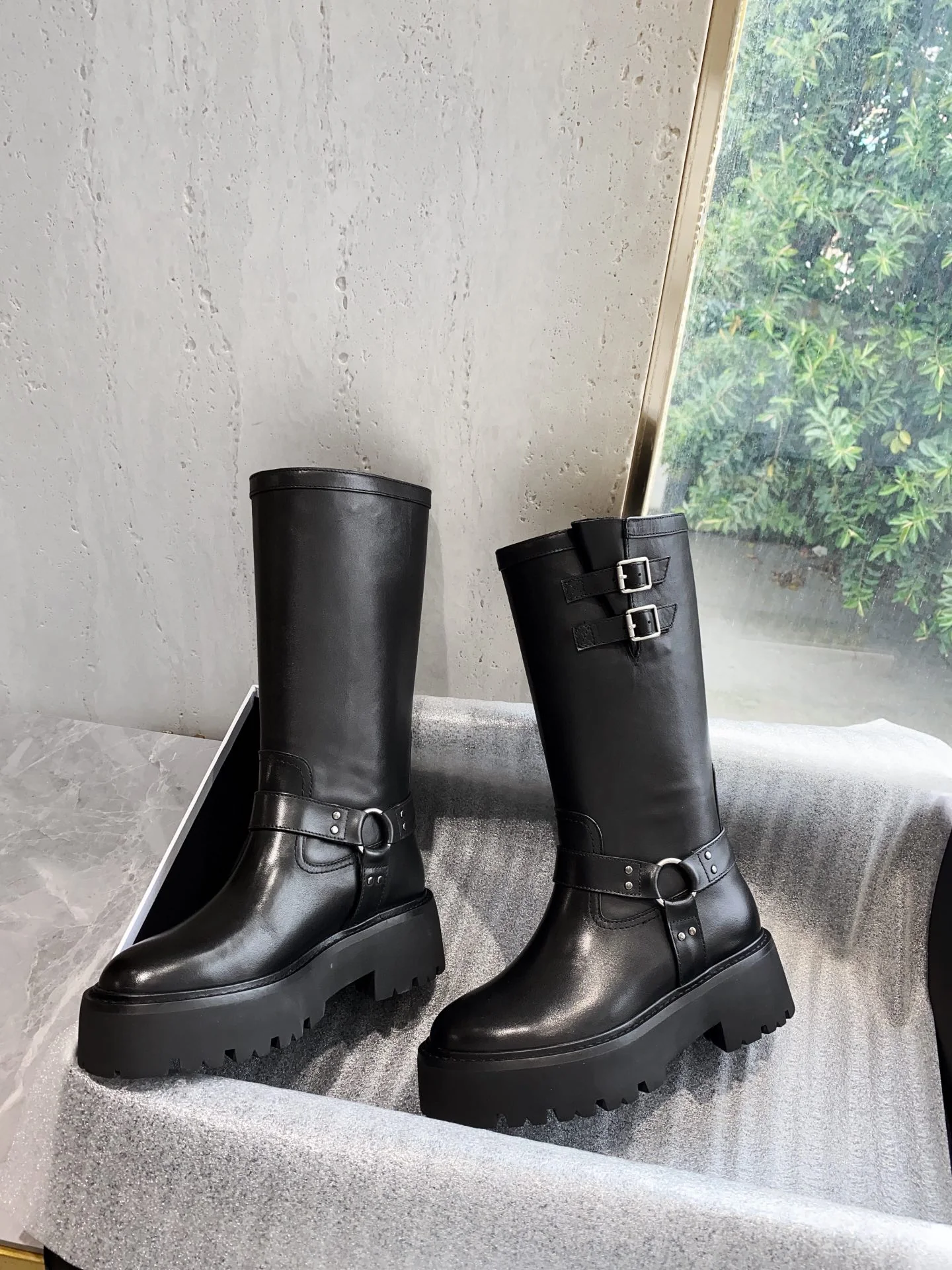 Новинка сезона осень/зима 2022 от Celine — сапоги до середины икры Arc de Triomphe Knight — в стиле Ян Ми.