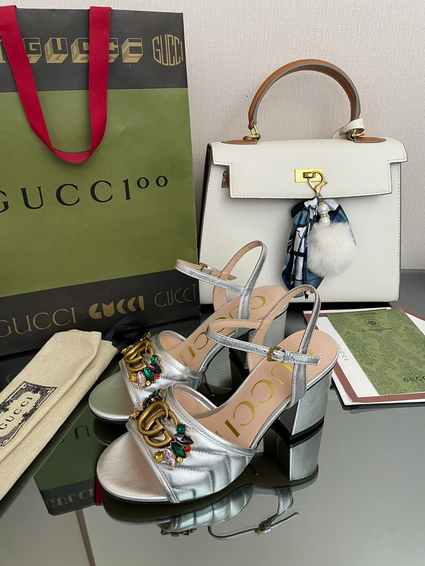 Босоножки Gucci 2022 на низком каблуке, украшенные стразами.