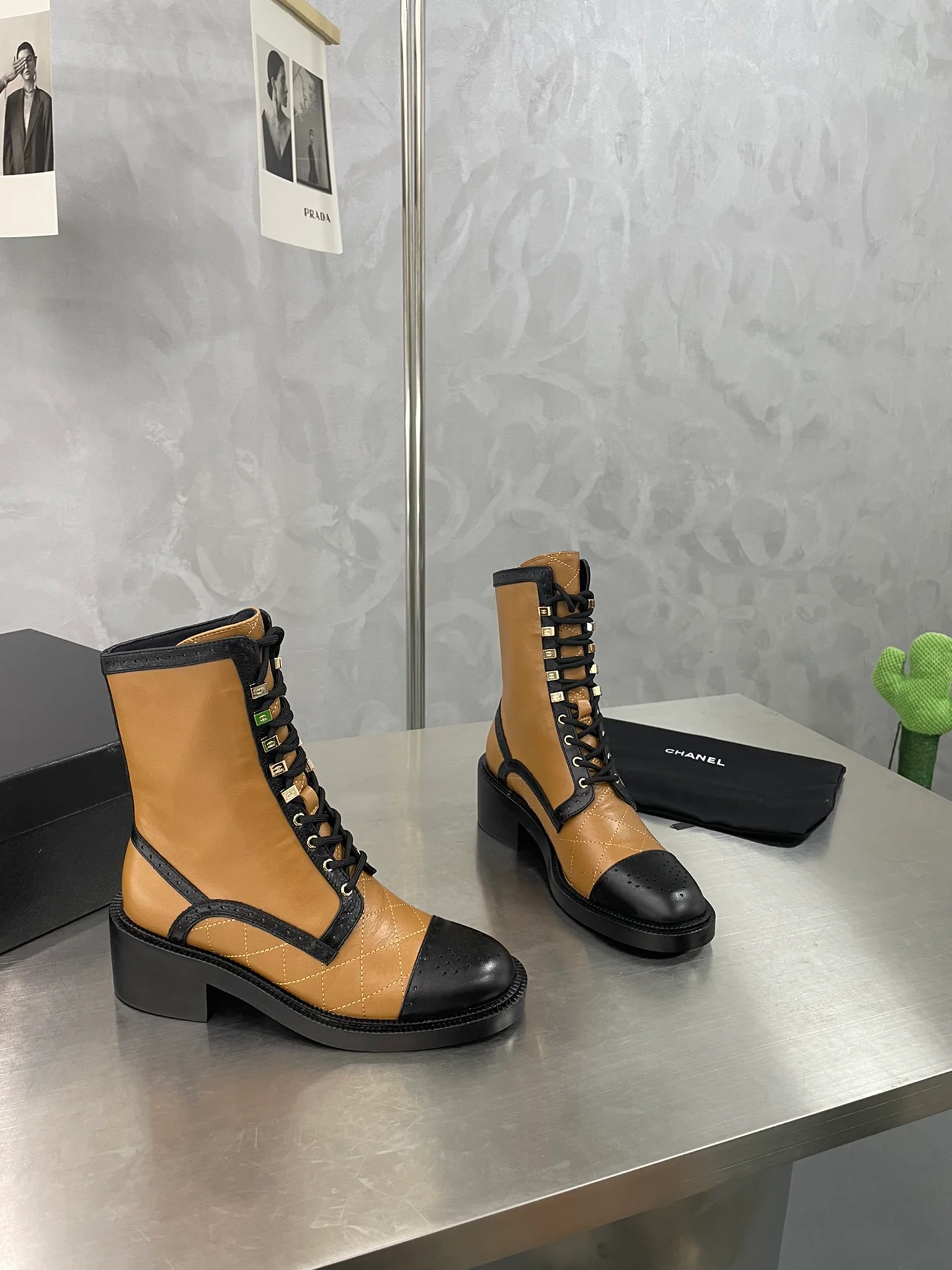 Ботильоны Chanel на шнуровке на низком каблуке до середины икры - абрикосовый цвет