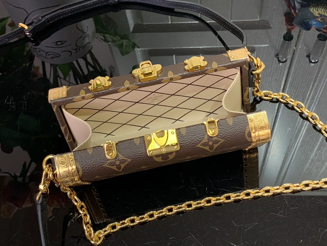 Косметичка LV Vanity Case, маленькая, из канваса, с цепочкой — коричневая.