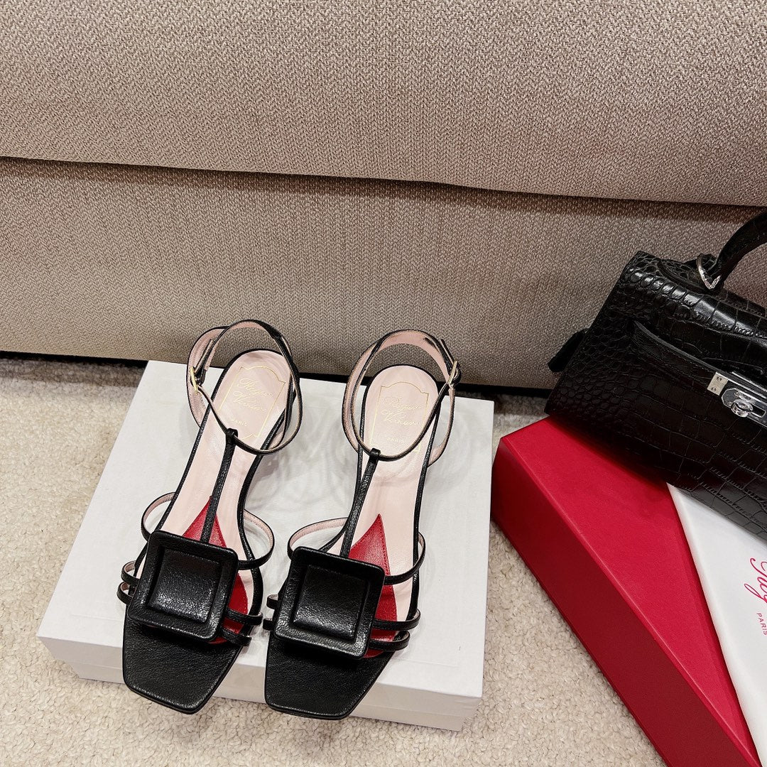 Сандалии RV Shoes на низком каблуке с квадратной пряжкой и ремешками - черные