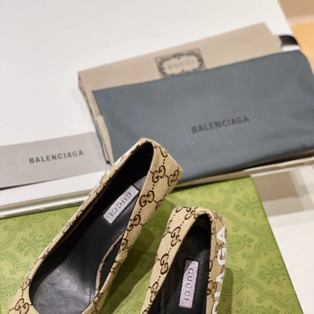 Туфли на высоком каблуке с острым носком от Gucci, весна 2022.