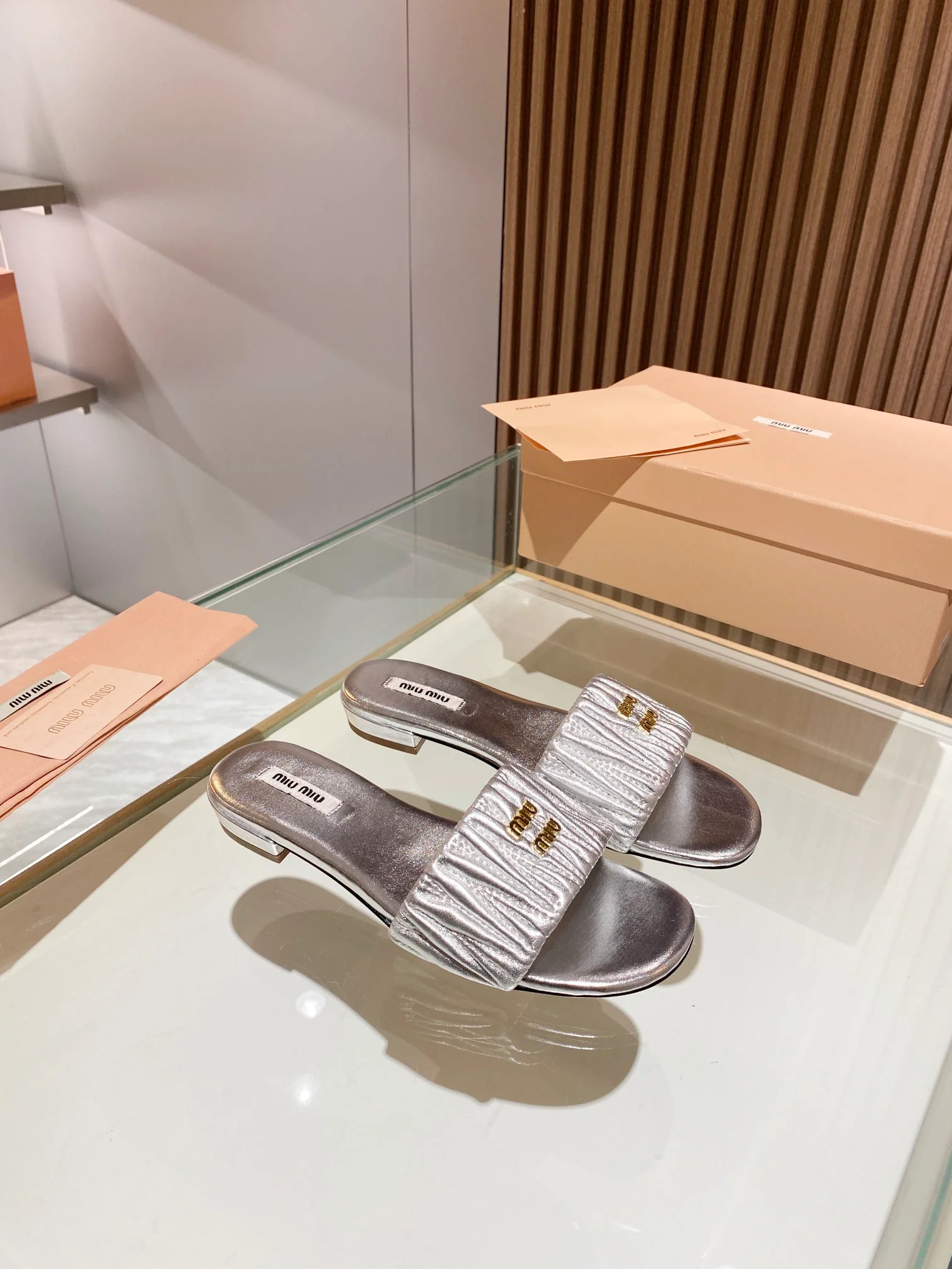 Новинка весны 2023 года от Miu Miu - плоские тапочки - серебристые