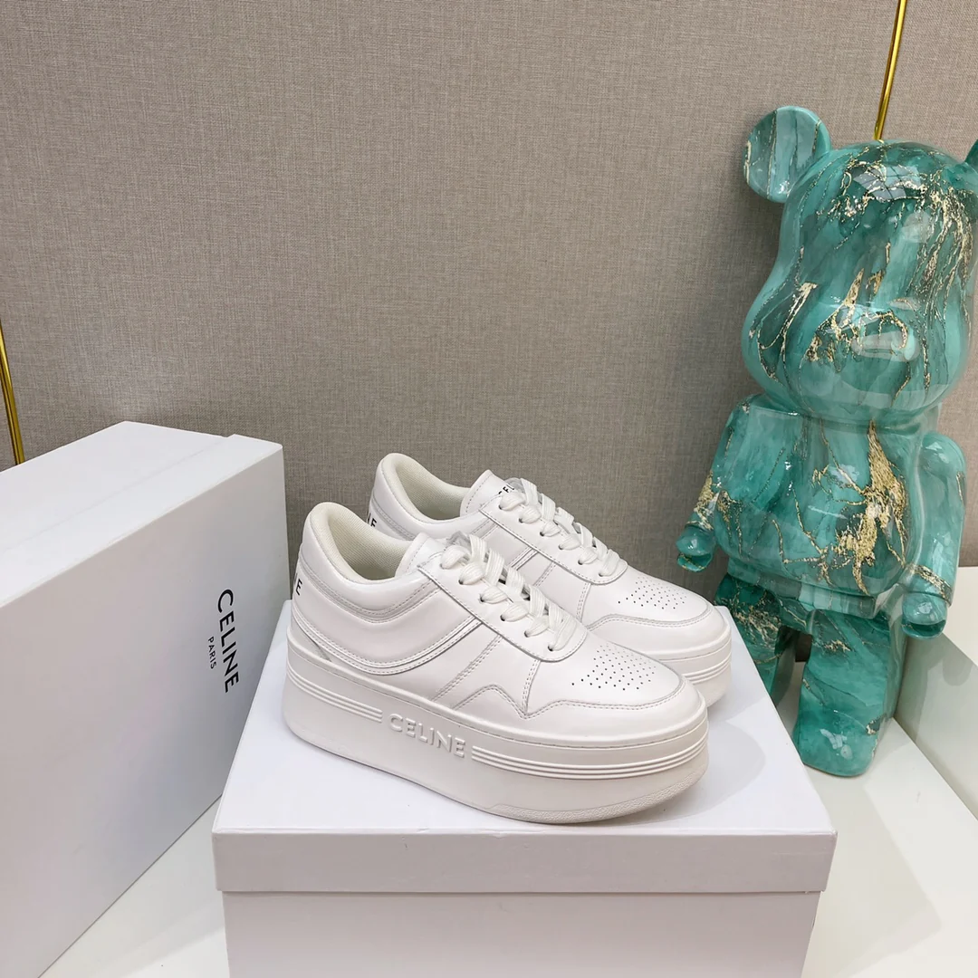 Образ Celine на показе Недели моды весна/лето 2022 — массивные белые кроссовки в стиле знаменитостей.