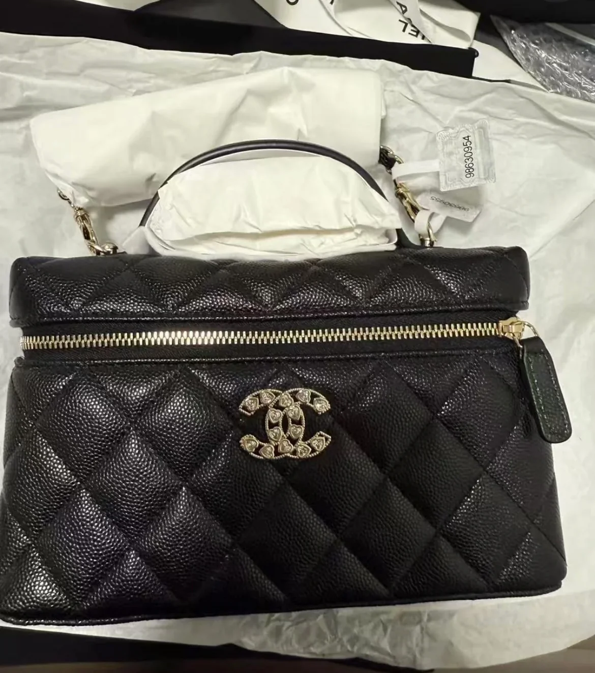 Сумка-бенто Chanel 25p-LP с застежкой в ??форме сердца, украшенной бриллиантами — черная.