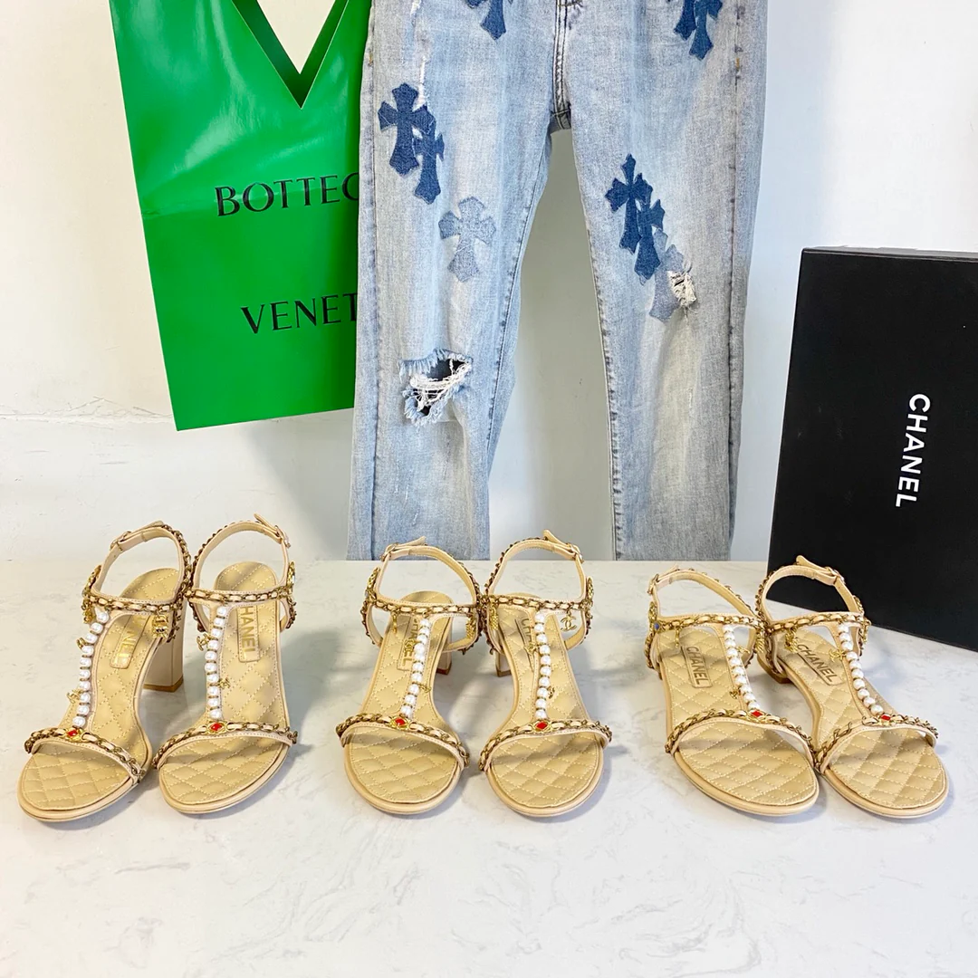 Сандалии Chanel с жемчужной цепочкой на каблуке