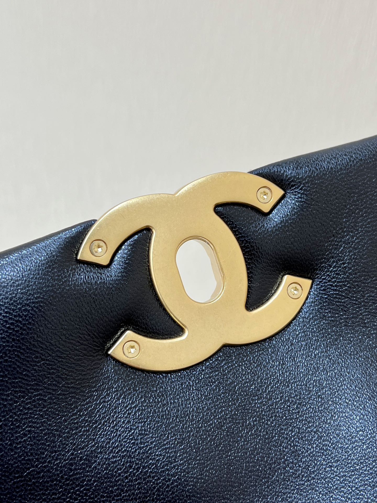 Новая коллекция Chanel ?Ранняя весна? — 24c — 19bag — сумка-хобо под мышкой — черная.