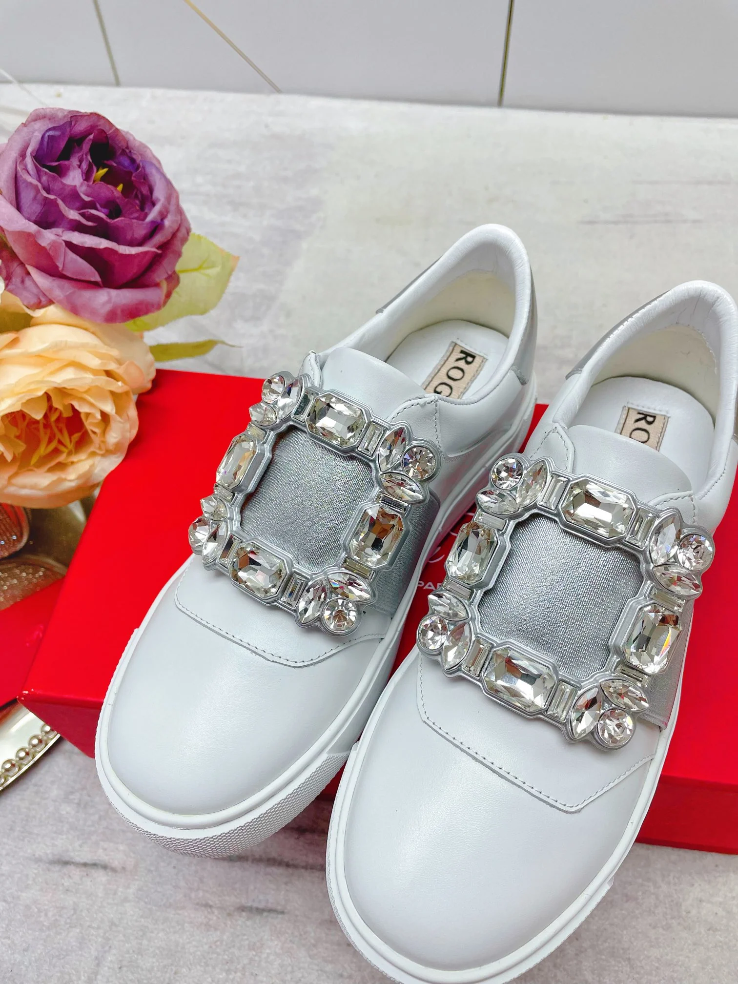 Обувь RV - Новинка весны/лета 2023 - Кожаные кроссовки с пряжкой и стразами / Белые кроссовки