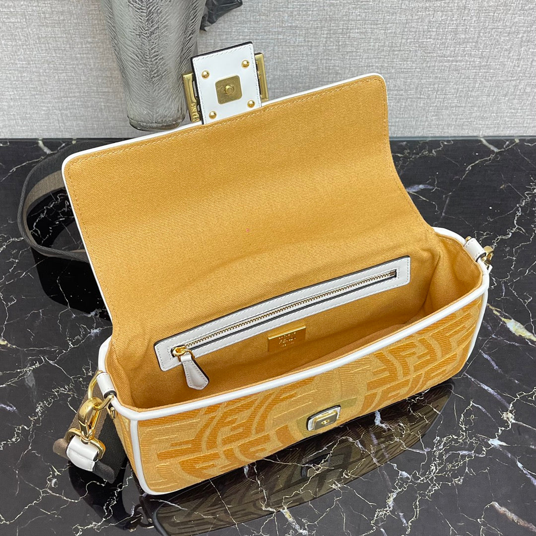 Сумка-багет Fendi Baguette — желтая, средней длины, с вышивкой в ??виде ?рыбьего глаза?.