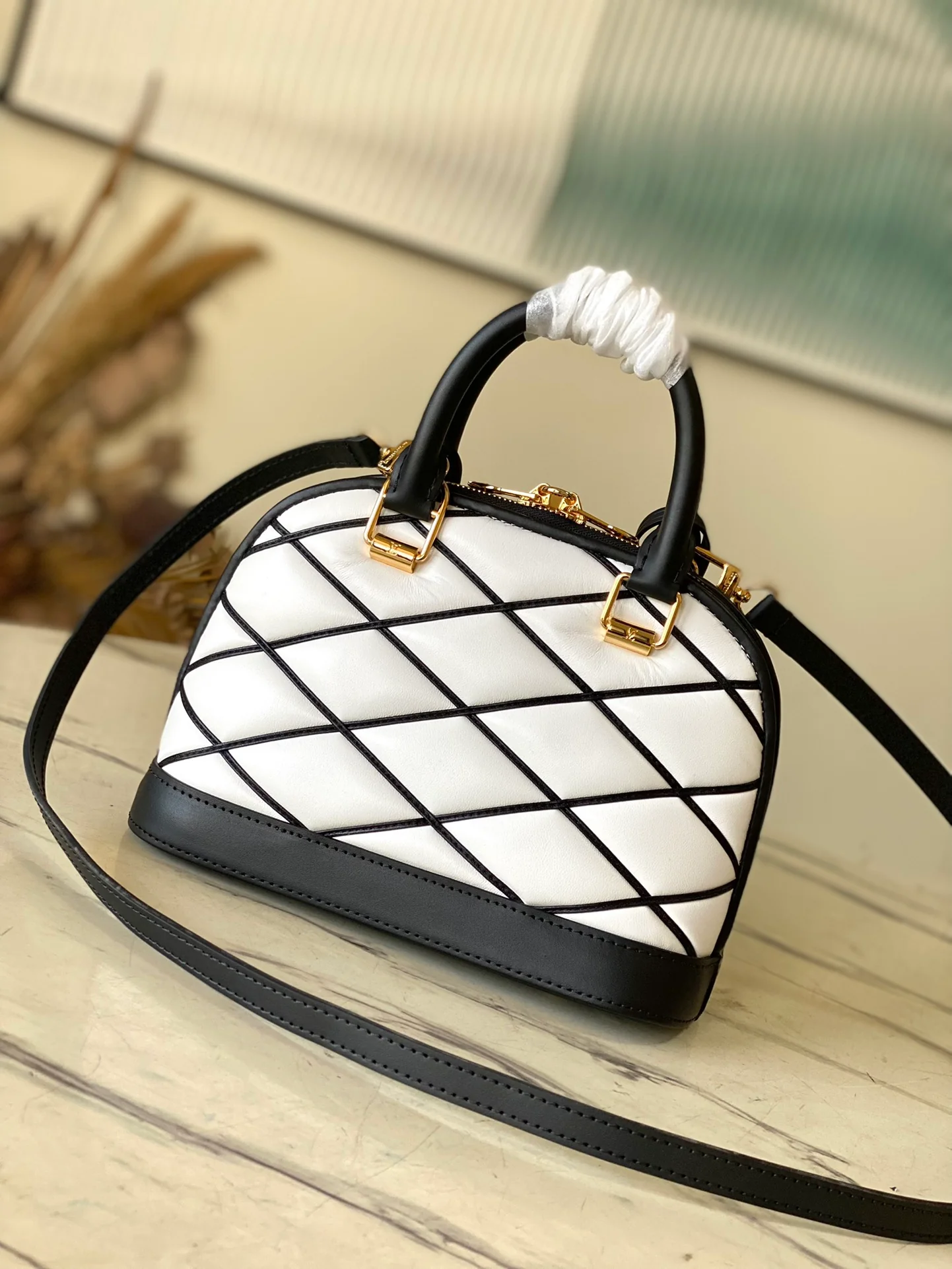 m23666-LV-nicolas-ghesquiere-shell bag-white