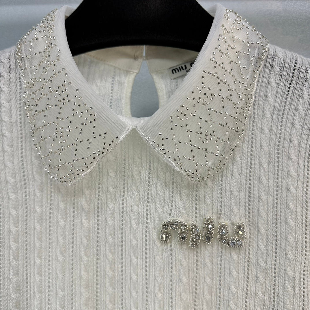 Miu Miu-2404-24 Новая коллекция ?Ранняя весна?: Прочная трикотажная футболка с коротким рукавом и воротником ?Питер Пэн? с бисером.