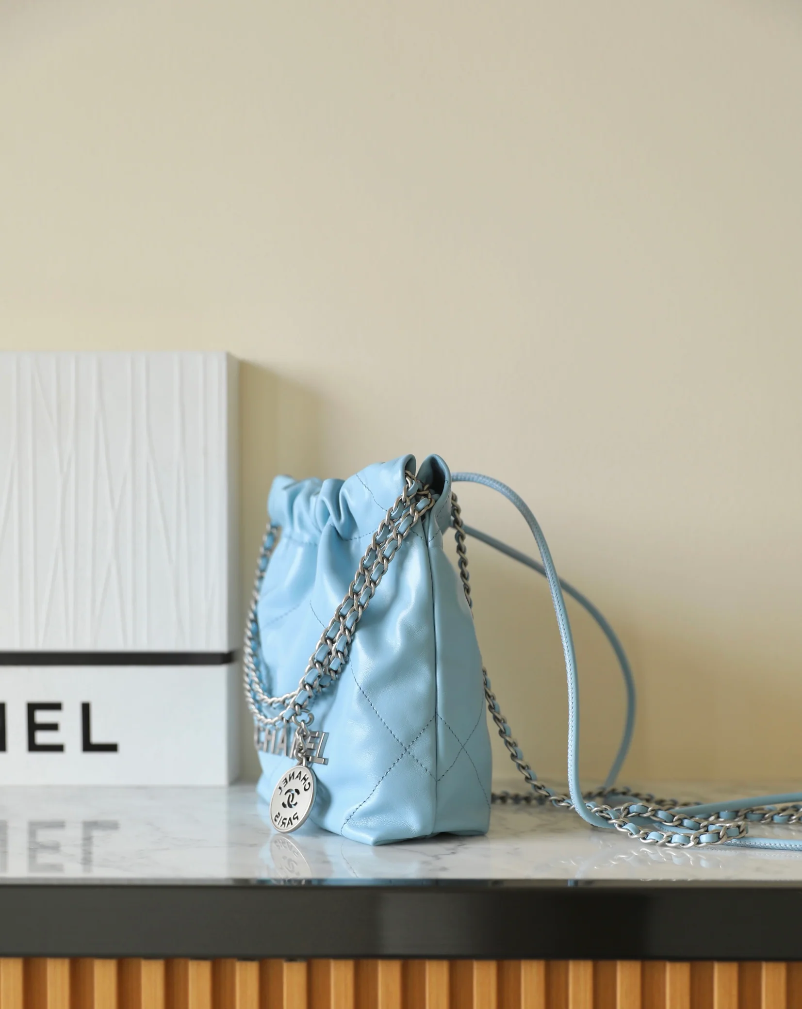 Новинка сезона весна/лето 2023 от Chanel - сумка 22 - мини - молочно-голубой