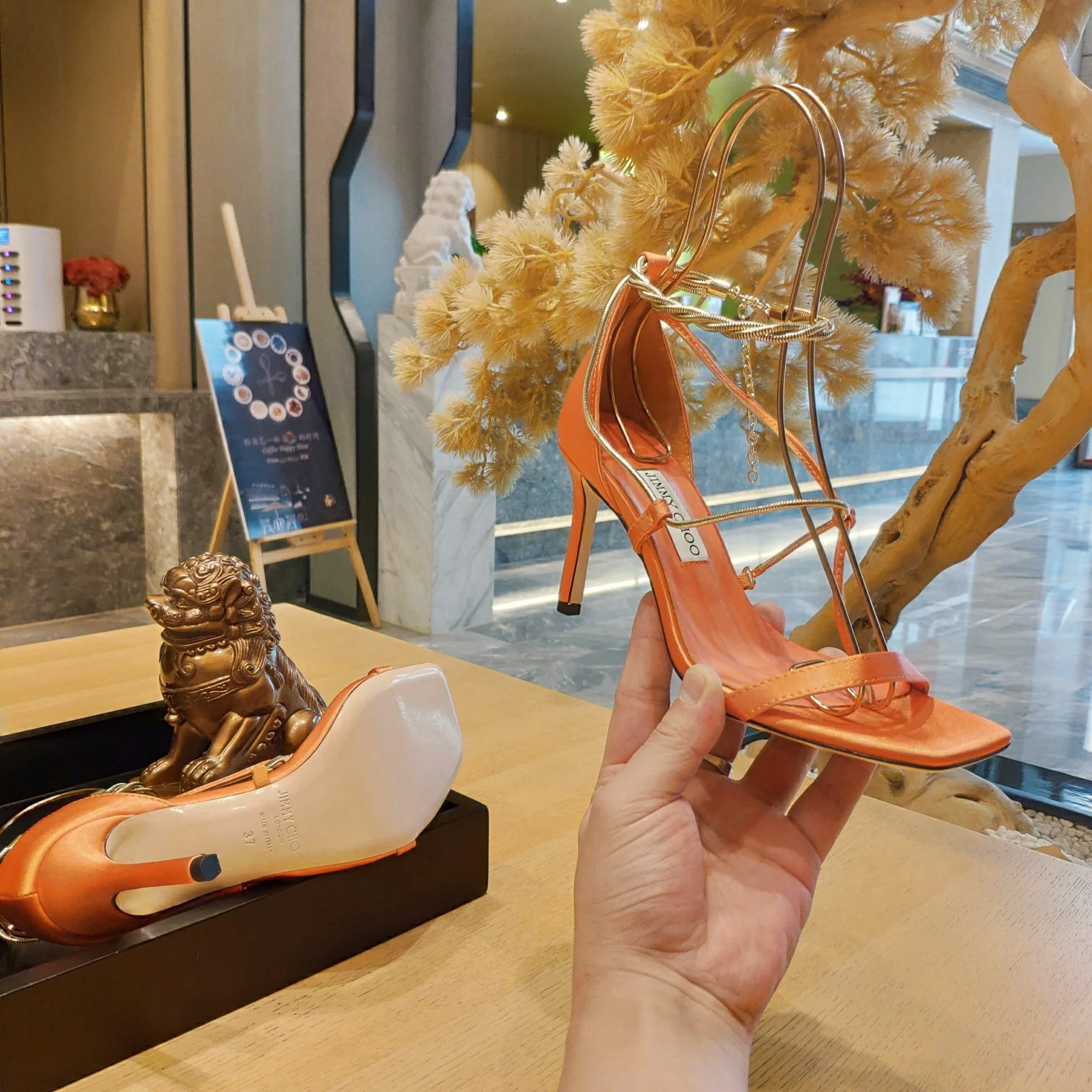 Босоножки на шпильке Jimmy с металлическими ремешками и цепочкой из проволоки — оранжевые.