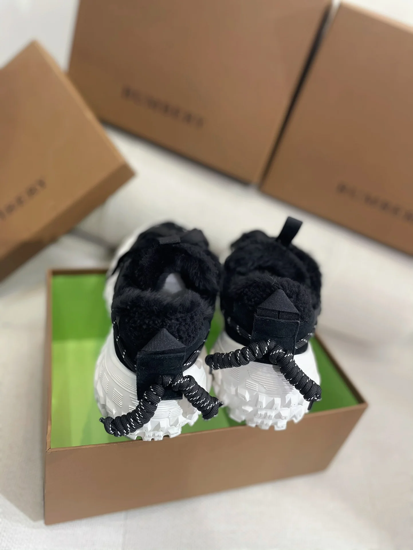 Коллекция Burberry ?Ранняя весна 2022? — Пушистые зимние кроссовки — Черные