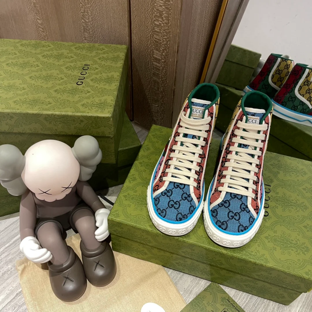 Высокие джинсовые кроссовки Gucci с монограммой для пар.