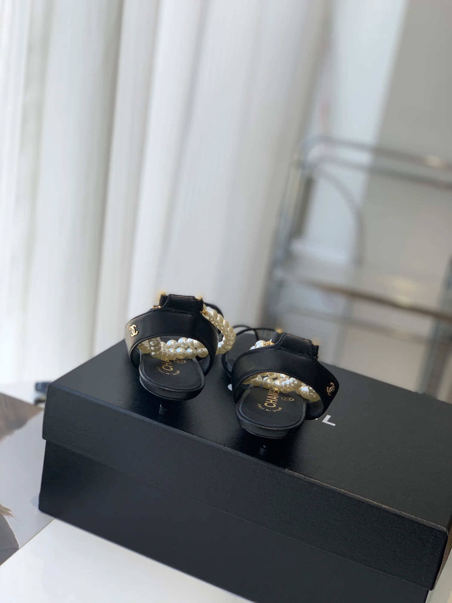 Новинка весны 2023 года от Chanel - Жемчужные сандалии - Черные