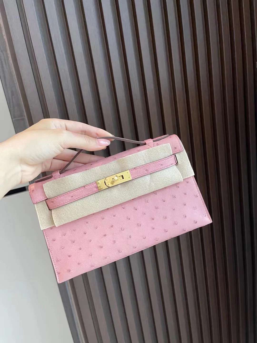 Миниатюрная пряжка Hermes Kelly 1-го поколения из страусиной кожи с керамическим порошком и золотым покрытием