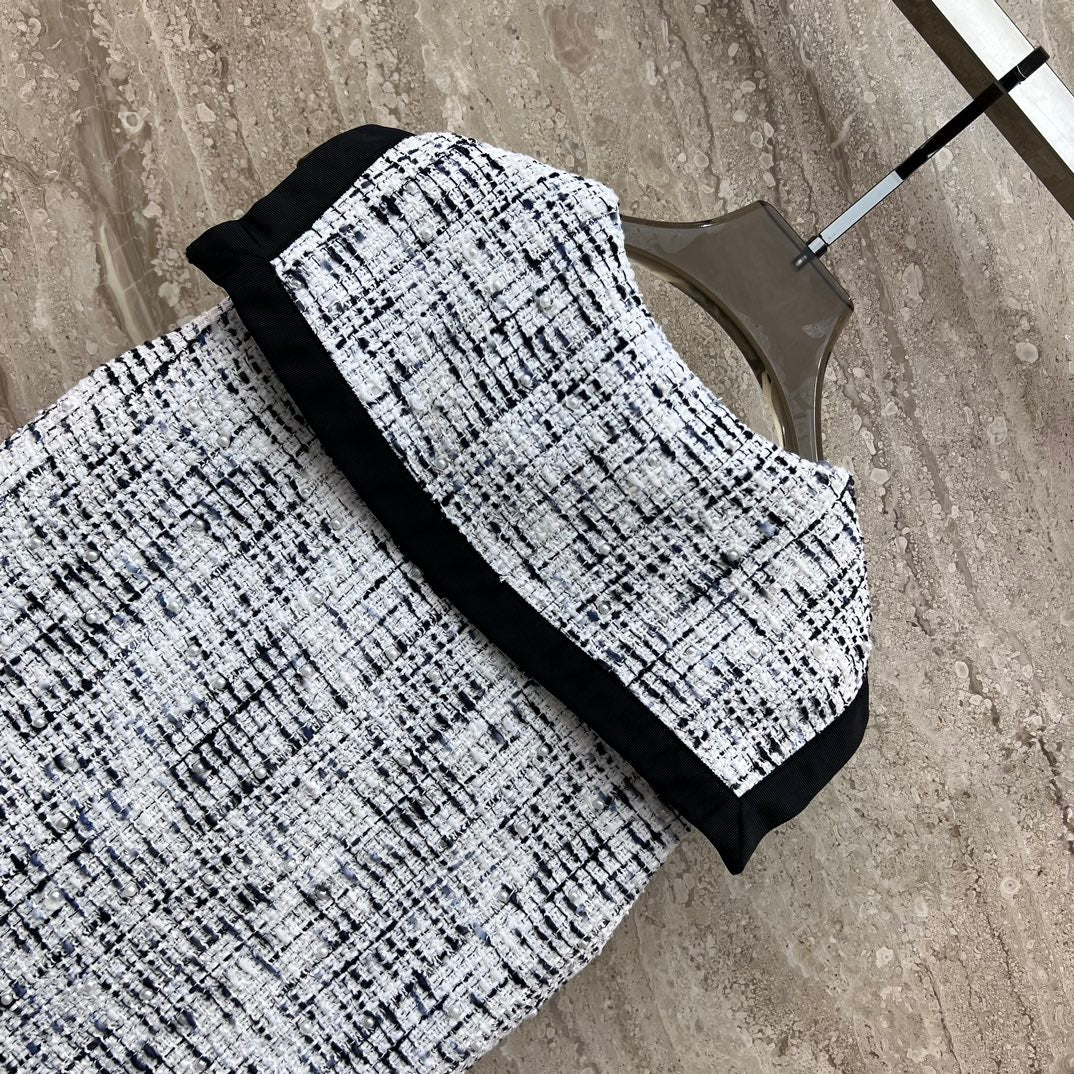 Chanel 2403 - Прочное шерстяное платье с воротником в морском стиле, украшенное жемчугом.