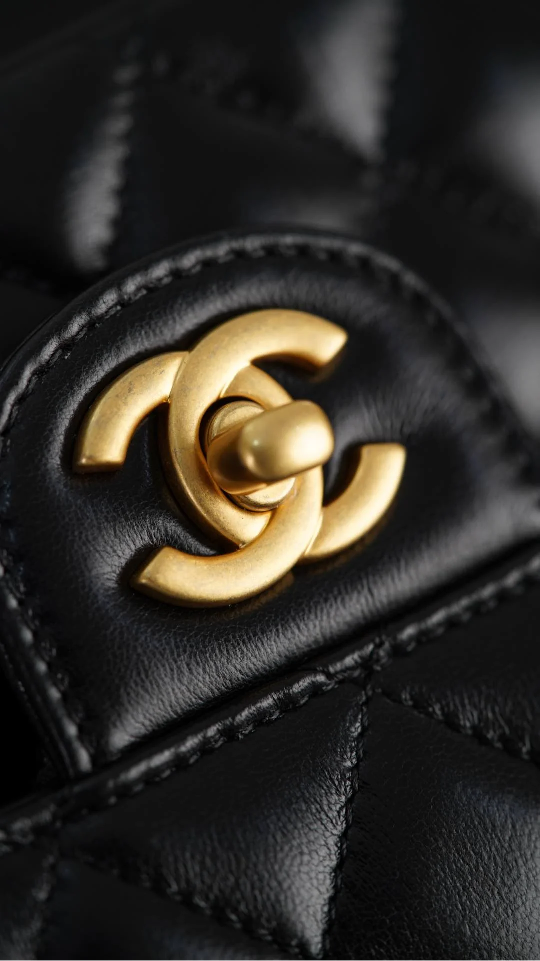 Chanel 25p - Сумка с горизонтальной ручкой и клапаном - Черно-золотая